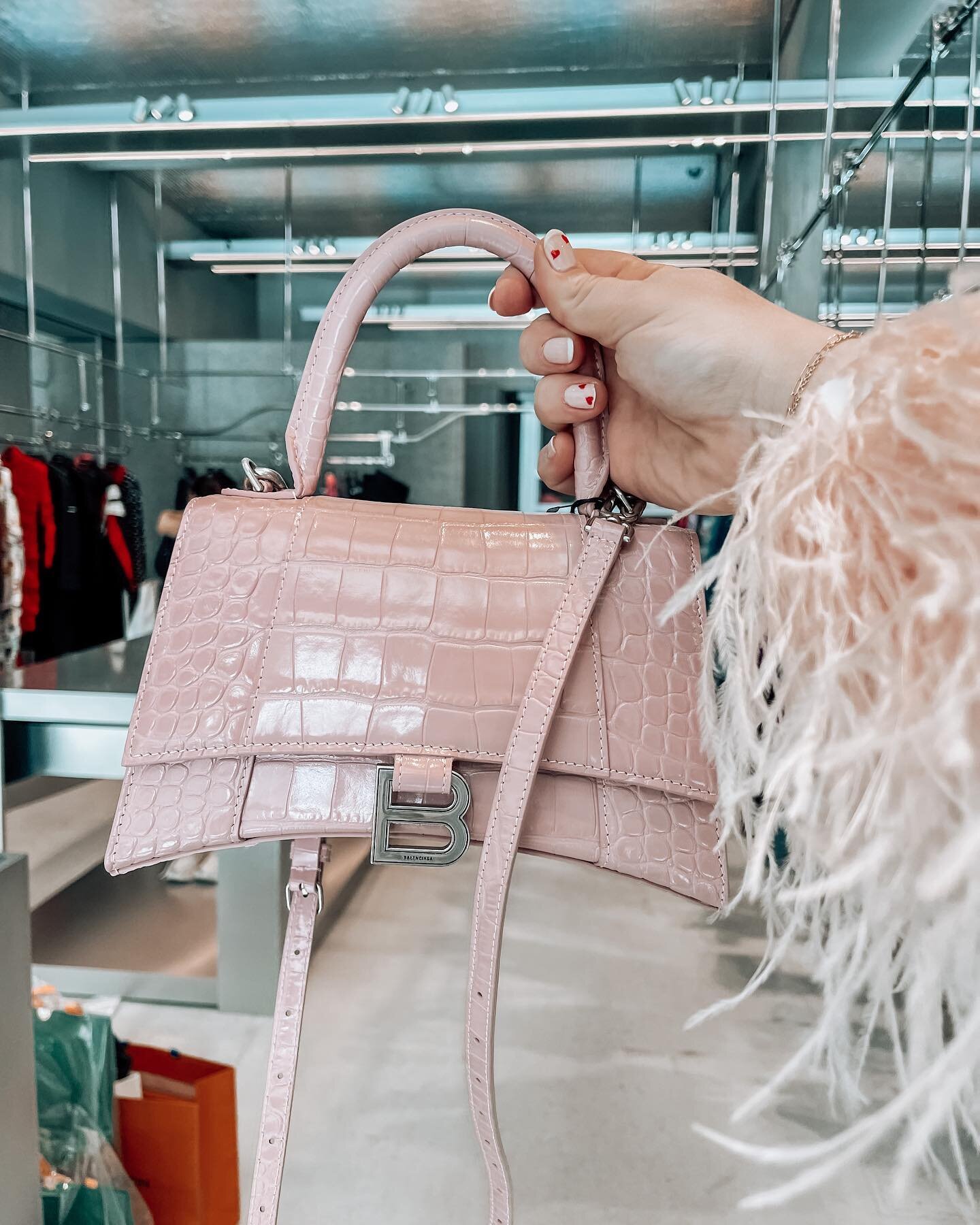Why you should buy the purse&mdash; or any luxury item you&rsquo;ve been eyeing in Paris instead of at home.

👛 first most bags are cheaper to start with as they don&rsquo;t have to go through the exporting + importing process 
👛 you get an experie