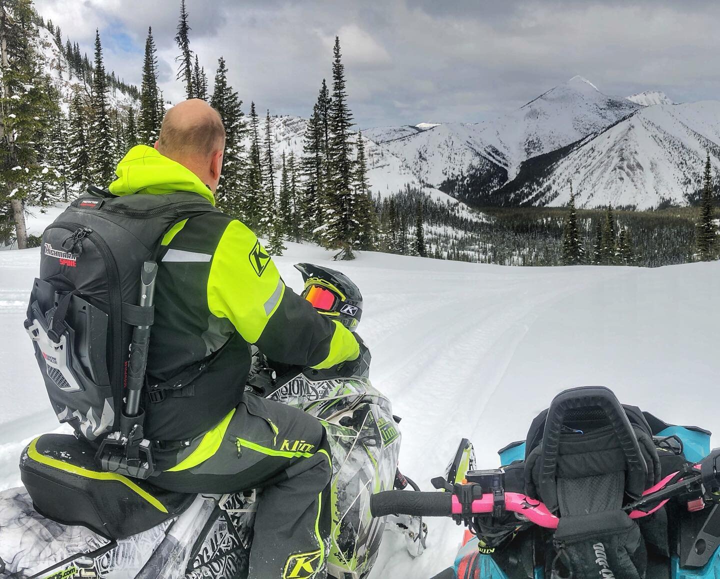 🚨 Looking for a wicked deal on an quality avalanche airbag? Our friends at @avalanchesafety.ca have a refurbished demo @highmarkbysnowpulse Spire LT vest available right now in their online store for $599.99 CAD. Smoking deal! We love the Spire for 