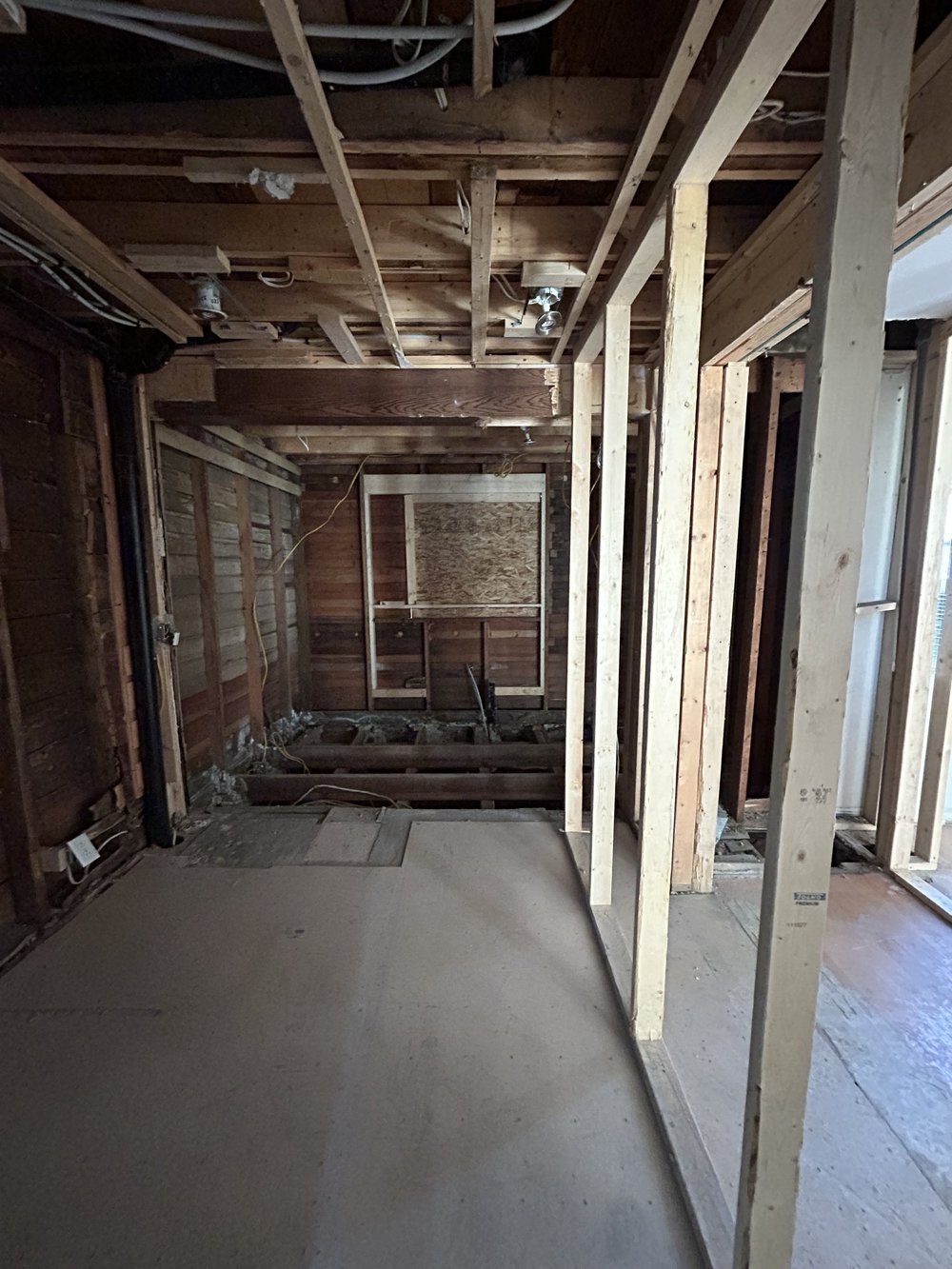 Supporting the upper floor as the load-bearing wall is removed