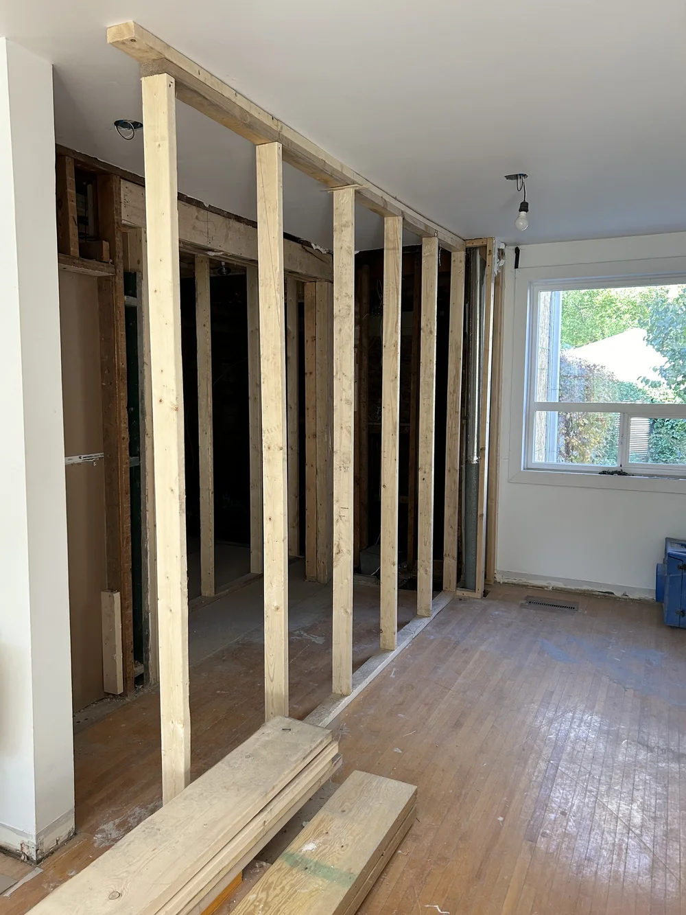 Supporting the upper floor as the load-bearing wall is removed