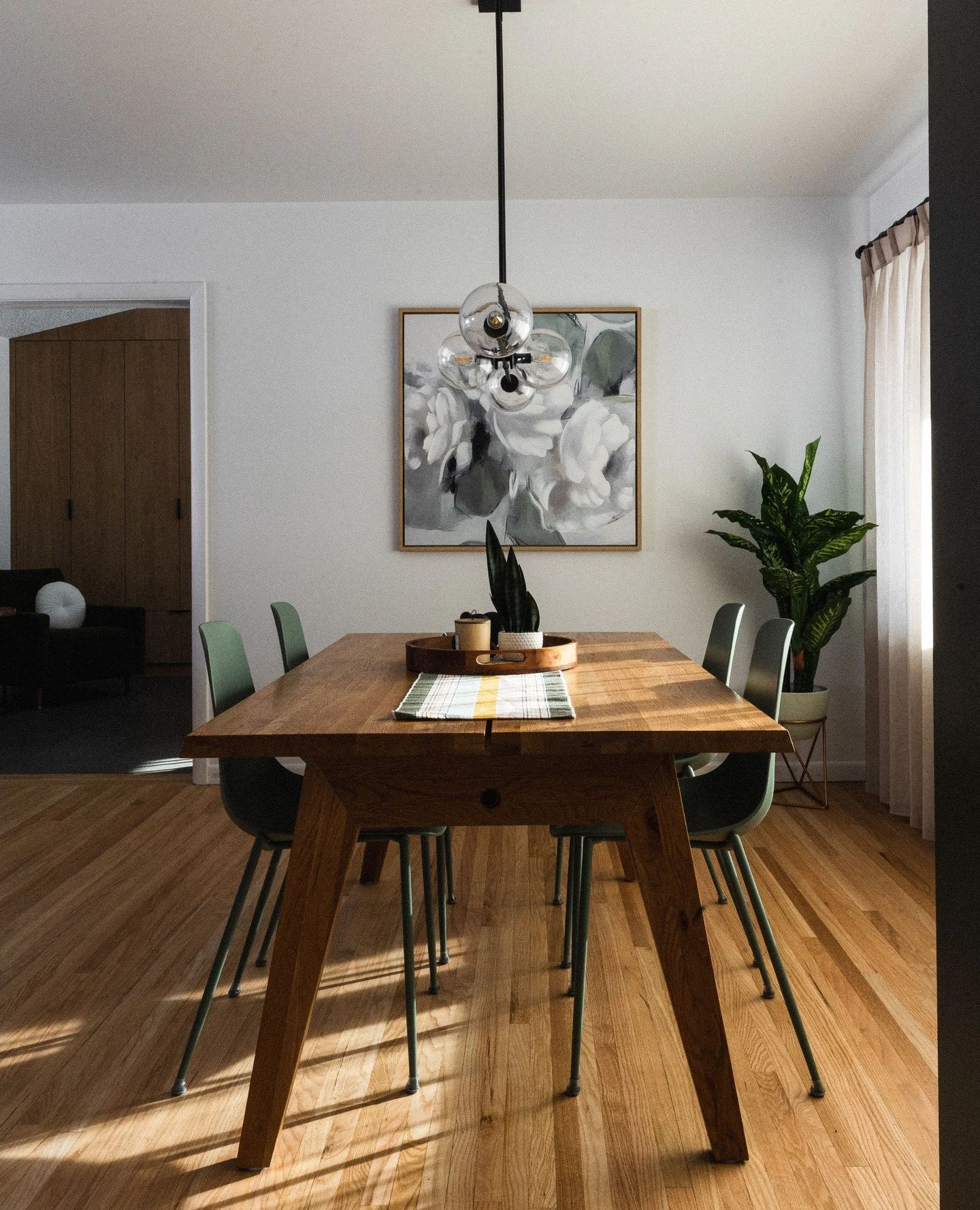 Happy Easter 🐣🌿⁠
⁠
There&rsquo;s something special about gathering around the table&mdash;slowing down, sharing a meal, and making space for connection.⁠
⁠
Whether it&rsquo;s everyday dinners or full, lively holiday hosting, having a space that sup