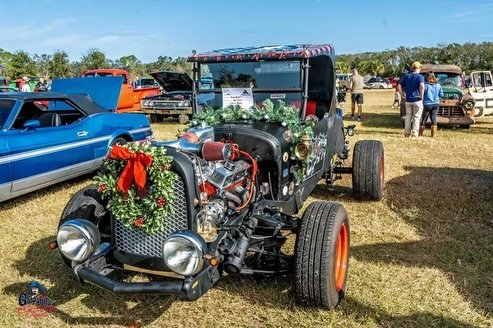 🚗🎄 Heading to Cars in the Park in Carrollwood tomorrow? Don&rsquo;t forget to stop by the Keel Farms booth and grab your favorite wine and cider! 🍷🍎