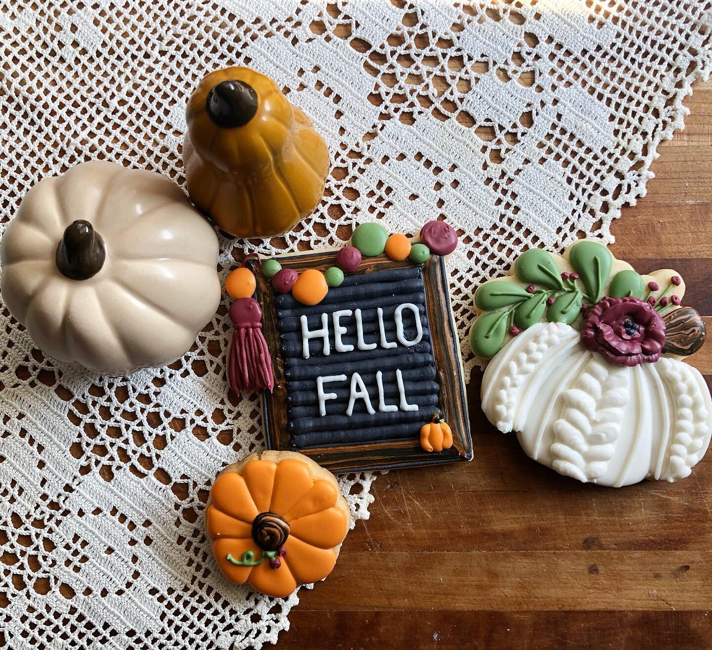 Happy fall, ya&rsquo;ll!! 🍂🌻🍁
.
#hellofall #happyfallyall #autumn #autumnvibes #pumpkin #sweaterweather #cookiesofinstagram #fallcookies #pumpkincookies @kaleidacuts