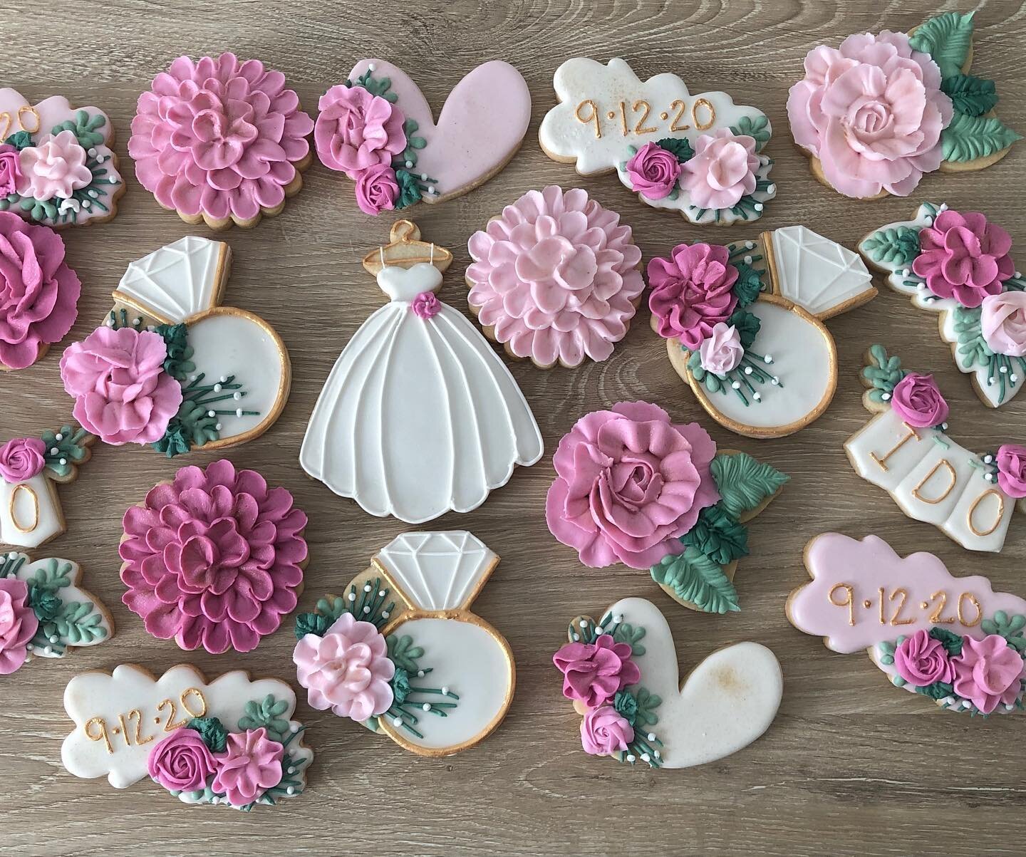 Fun florals for the bride-to-be 🌸🌺🌹 
#bridalshowercookies #cookiesofinstagram #kaleidacuts #bobbiscutters 
#flowercookies #allthepinks #bridetobe #weddingshowercookies