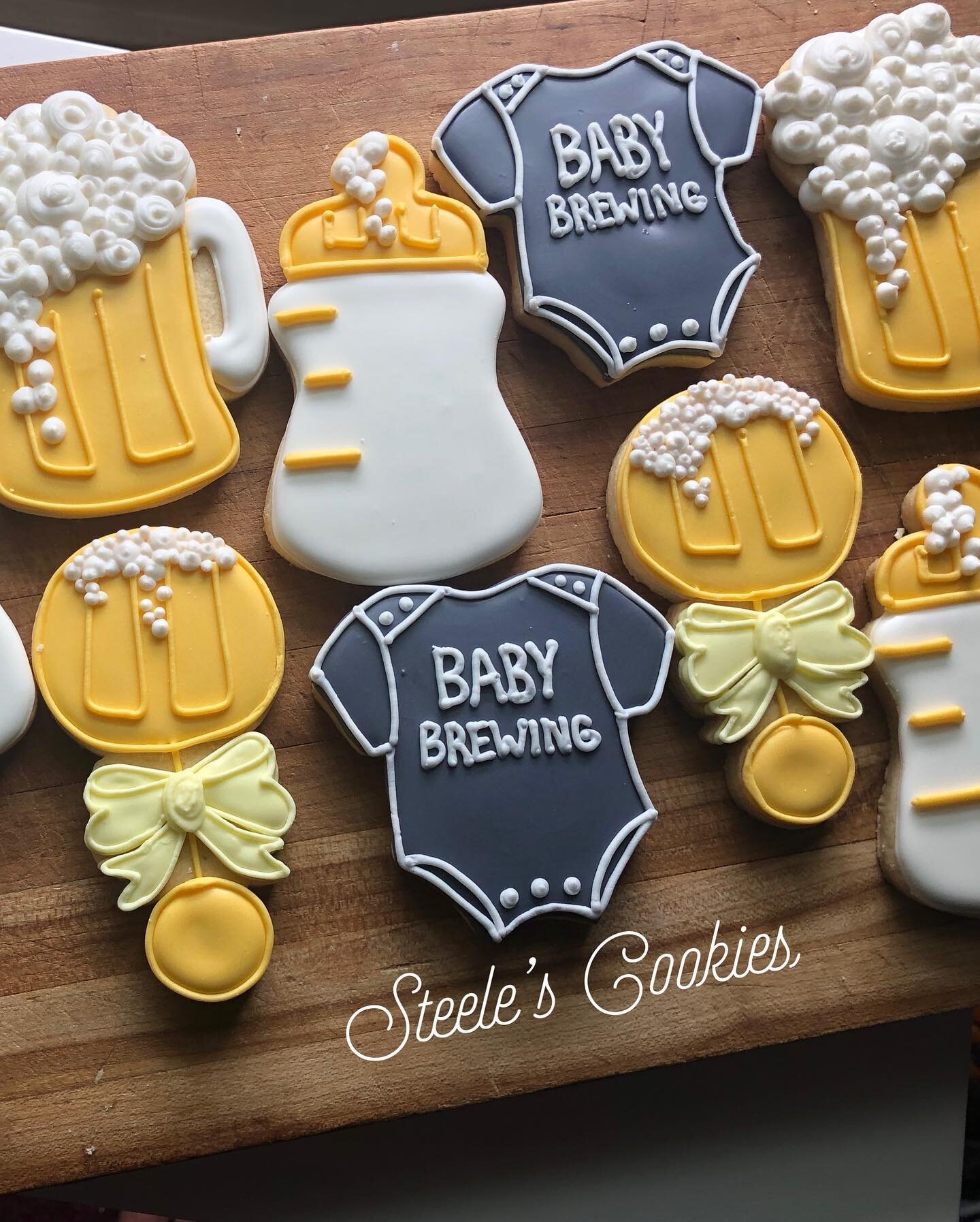 A theme that combines two of my favorite things: 🍺 &amp; 🍪 
.
#diaperandbeerparty #babybrewing #cookiesofinstagram #babyshower #beertheme #babyshowercookies #cheers @kaleidacuts @thesweetdesignsshoppe