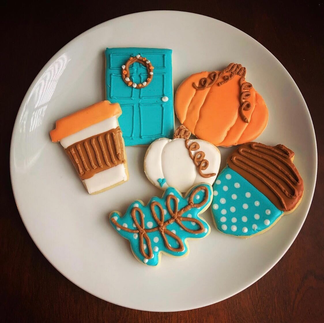 About one year ago I walked into my very first cookie decorating class with @gartygoodies and created this fall set.
Funny how I went into it thinking &ldquo;oh boy, let&rsquo;s not mess this up too much&rdquo; to 1 year later, rocking a cookie busin