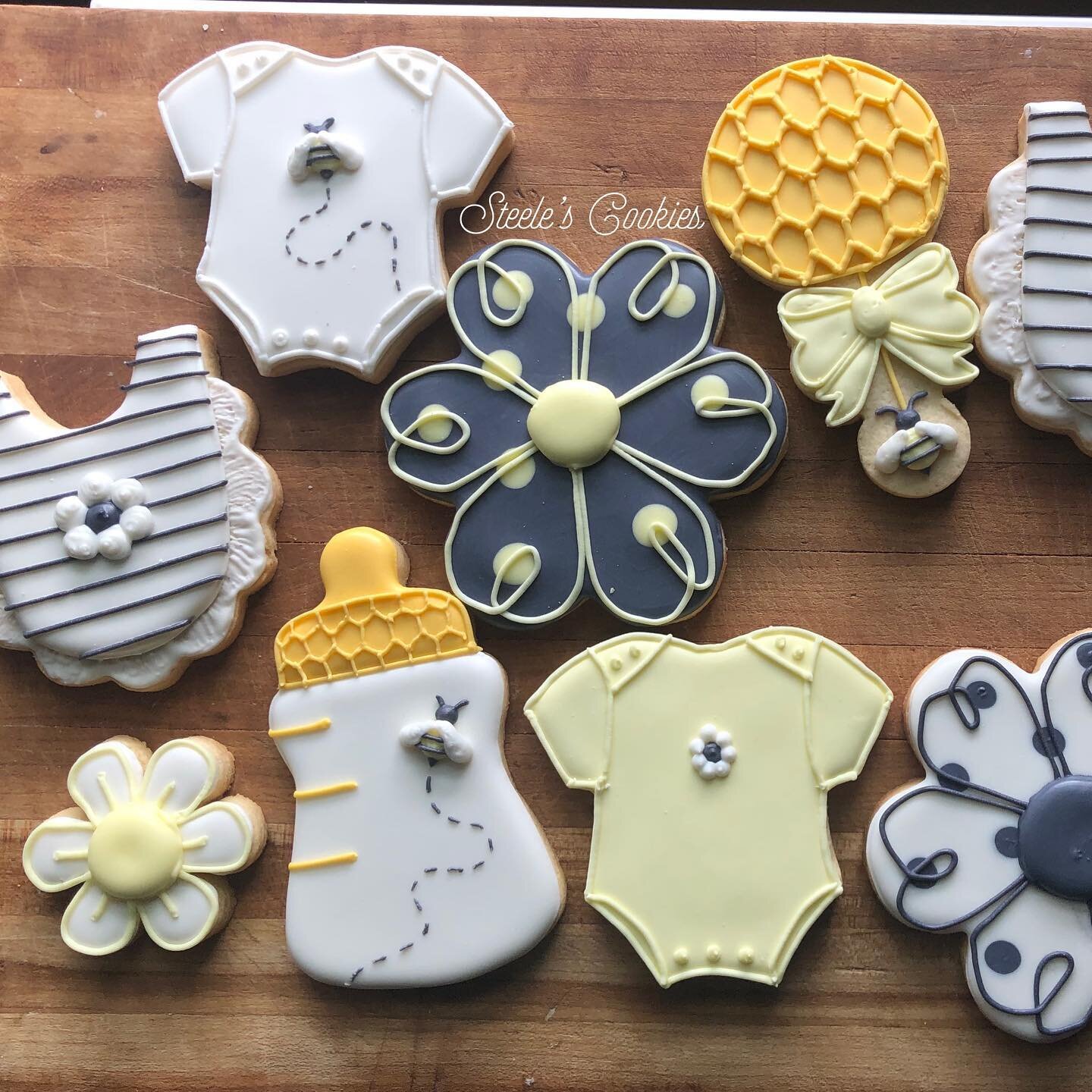 These baby shower cookies were &ldquo;As Sweet As Can 🐝&rdquo;
Swipe ➡️ to see which one ended up being my fav 
.
#sweetascanbee #beetheme #babyshowercookies #cookiesofinstagram