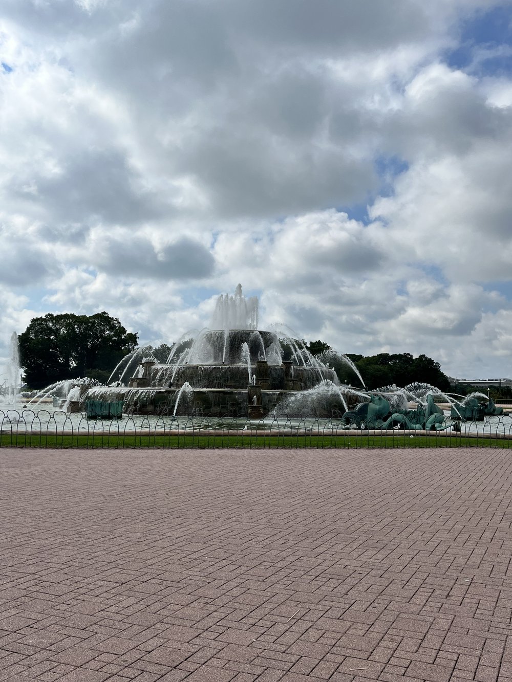 Buckingham Fountain water Chicago Illinois.jpg