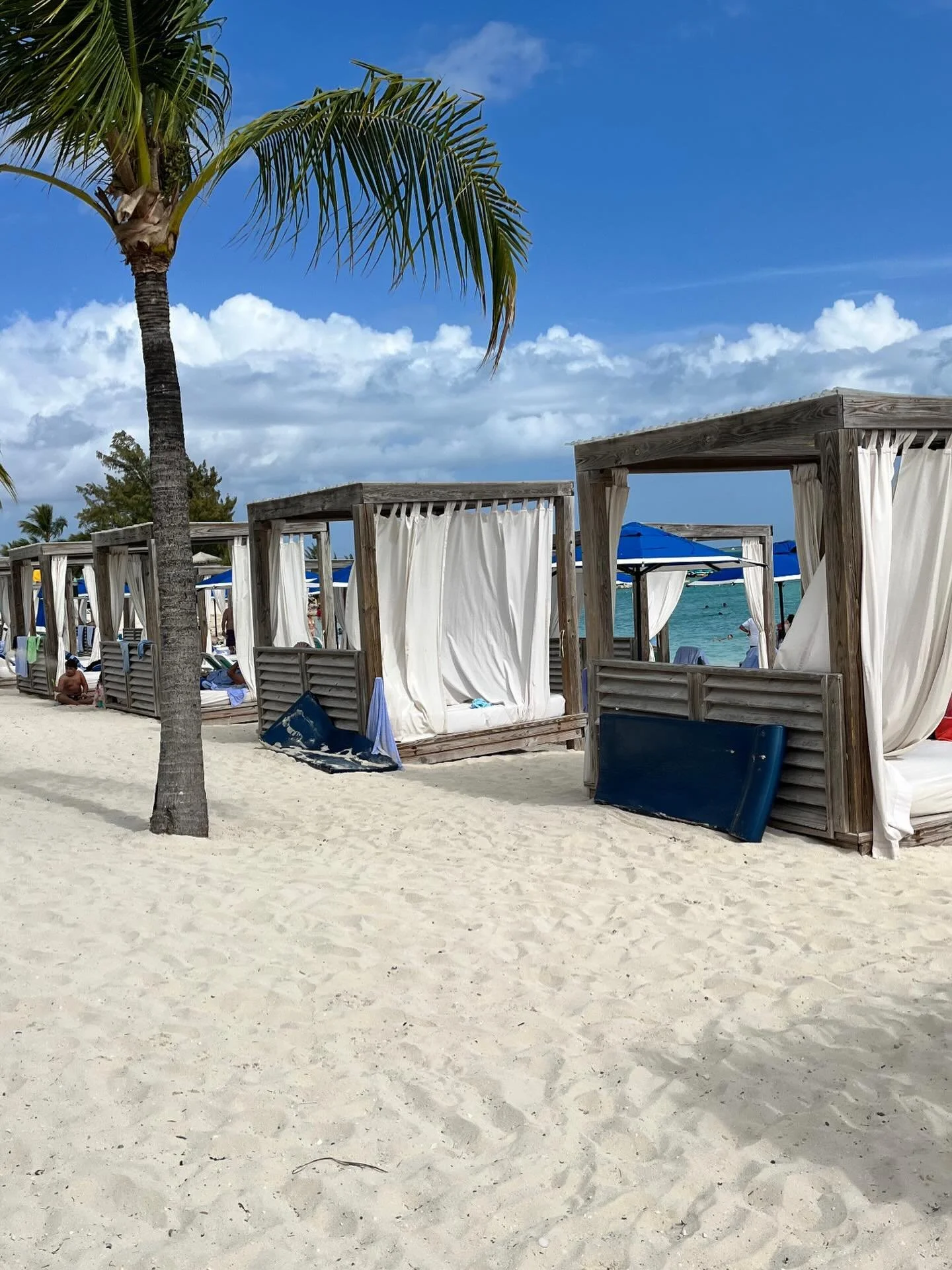 So easy to fall in love 🏝️ 

#royalcaribbean #cococaybahamas #beachlife