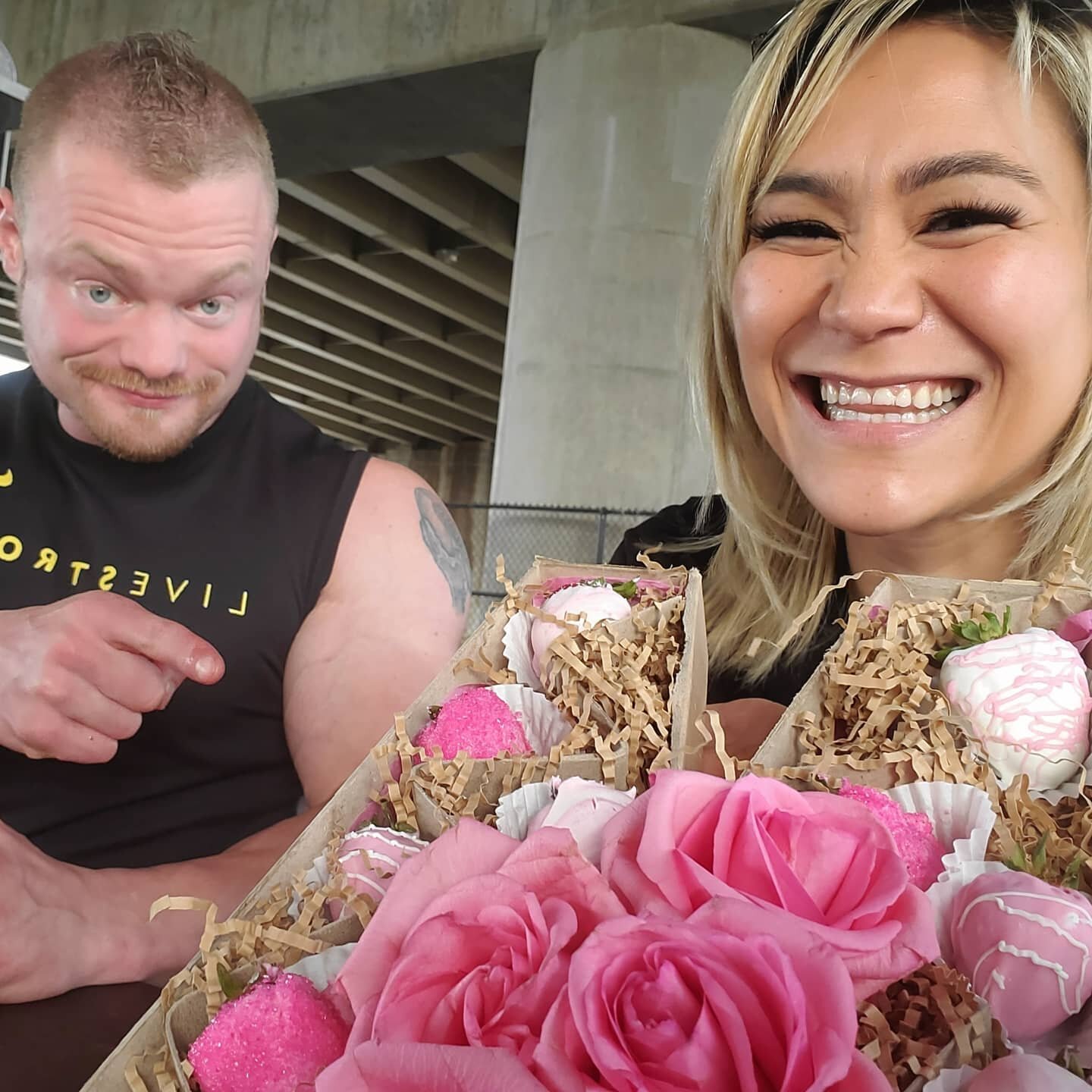 Chocolate covered strawberries THIS PRETTY from a food truck?? 😍💕
.
🇨🇴 @thecolombianhotdog food truck family was SO welcoming, after our delicious meal, the owner Juan's aunt surprised us with homemade chocolate covered strawberries! 
.
.
Full re