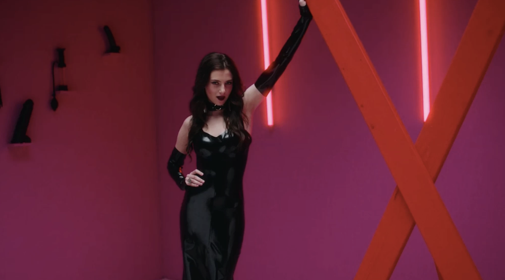 A Dominatrix Reviews ‘Bonding,’ Netflix’s Show About a Dominatrix (Motherboard)