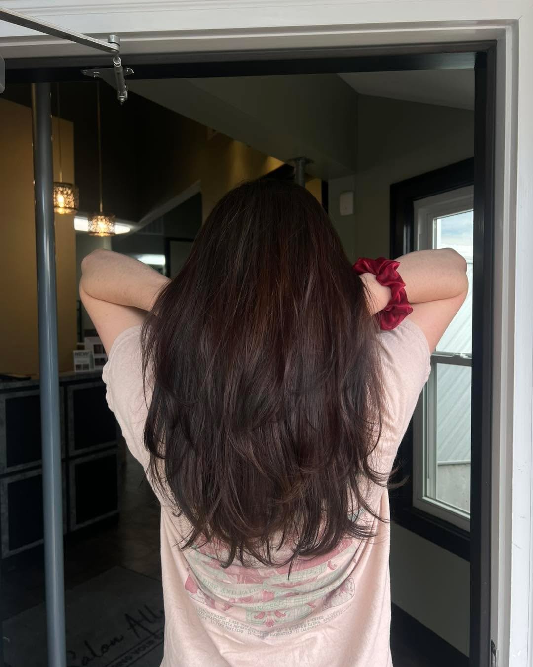 Layers that flow like a dream β¨
Ashlyn gave this gorgeous head of hair a fresh shape and bounce π‍βοΈ
Soft, airy, and full of movement — just in time for summer vibes βοΈπΈ
•
•
•
π» Stylist: @hair_by.ashlyn π»
#HairByAshlyn #