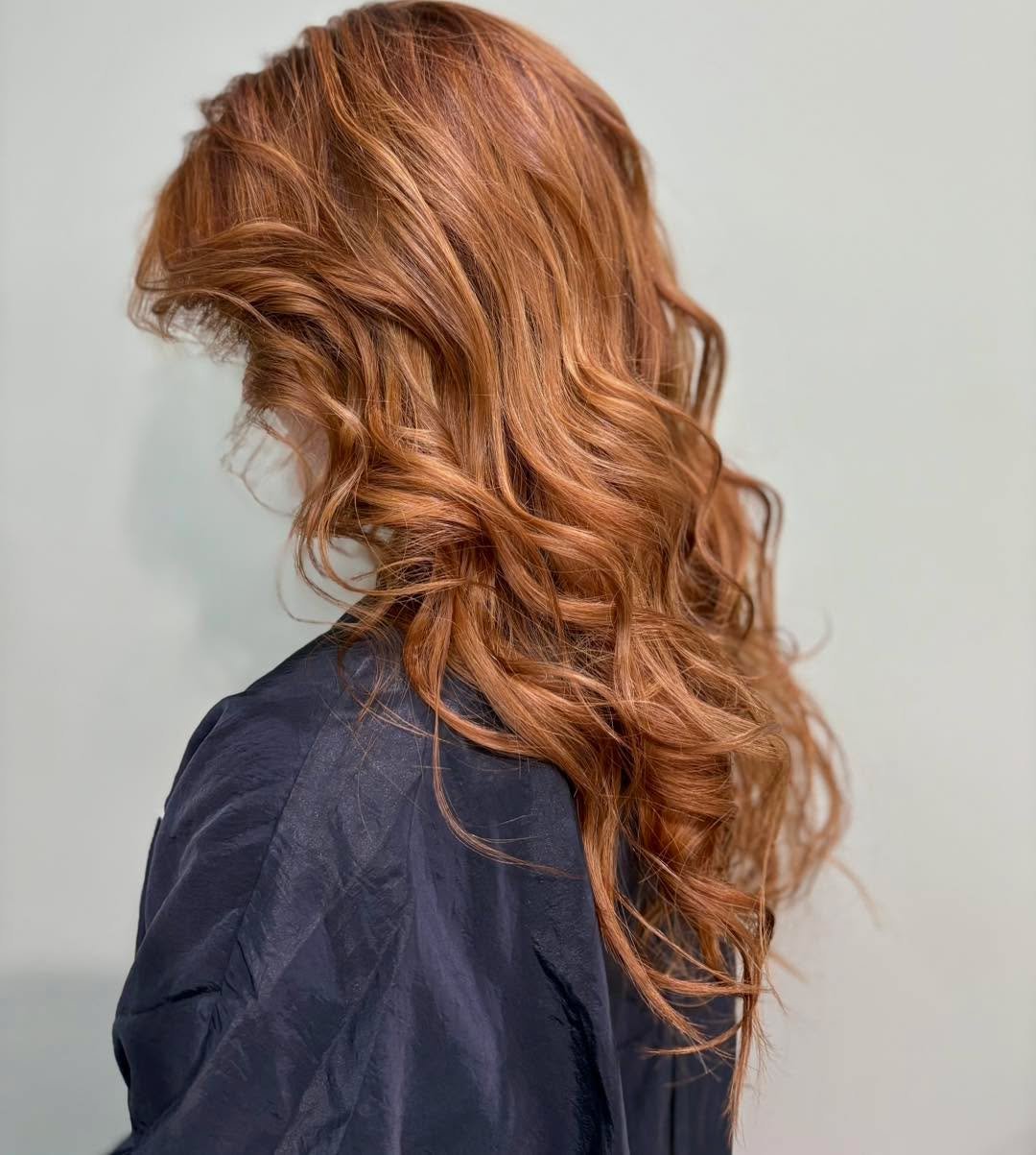 βοΈ she’s glowing brighter than a summer sunset
dimensional copper tones + soft waves = sunkissed perfection
be the shine, not the shadow
π§‘β¨π
•
•
•
π Stylist: @laurajphilyaw π
#SalonAllureHuntsville #SunsetStrands #CopperQue