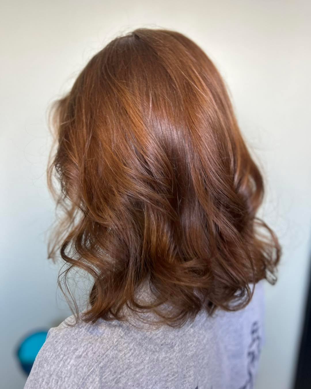 βοΈ Summer just got hotter π₯ with this vibrant red refresh by Taylor ππ‍βοΈ
We’re living for the soft curls, rich color, and high-shine finish β¨—it’s giving vacay hair, main character flair π§‘π
Whether you're headed to a rooft
