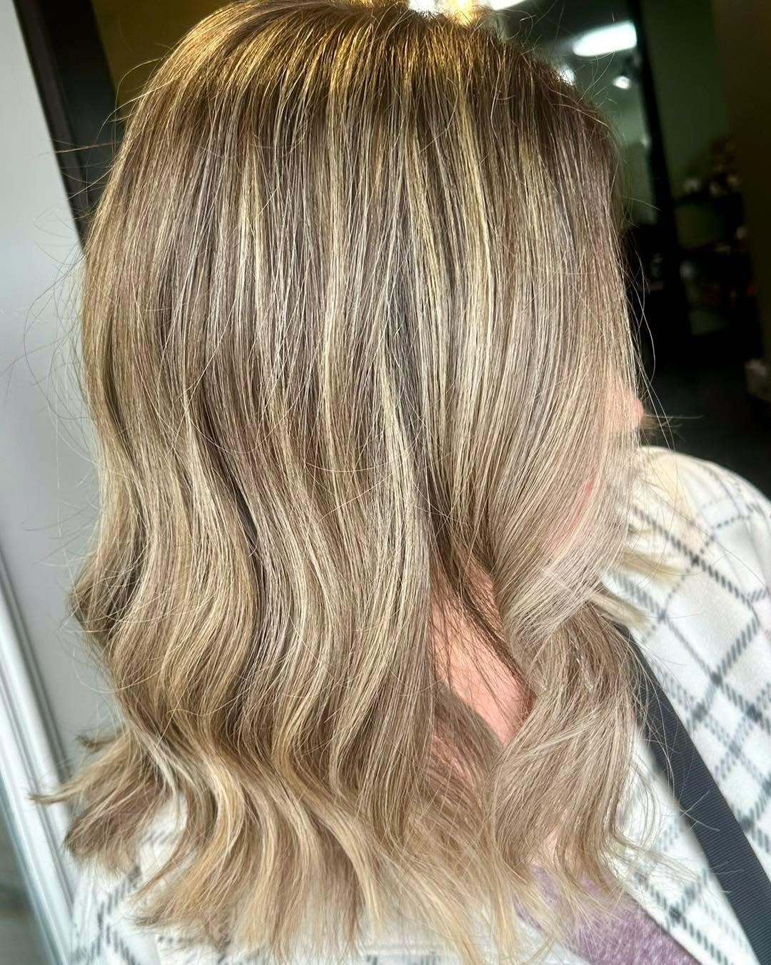 Blonde but make it β¨butteryβ¨ π‍βοΈ
This soft, lived-in blonde by Elyse is giving luxury + low maintenance π
Blended to perfection and ready for sunshine season ππΏ
π» Stylist: elyselarrabeenothstine π»
#BlondeBlend #HuntsvilleHair #SalonAllur