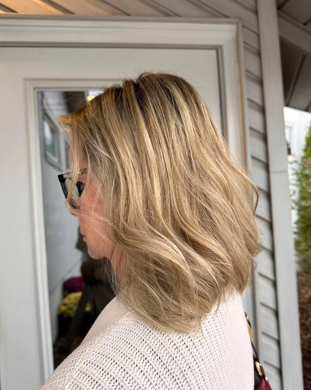 Swipe to the end to see the before! ➡️
Blonde but make it fall edition 🍁🤎
We&rsquo;re loving this cozy refresh by Sam &mdash; soft tones, deeper dimension, and that perfect root blend for an effortlessly lived-in look ✨
It&rsquo;s giving apple cide
