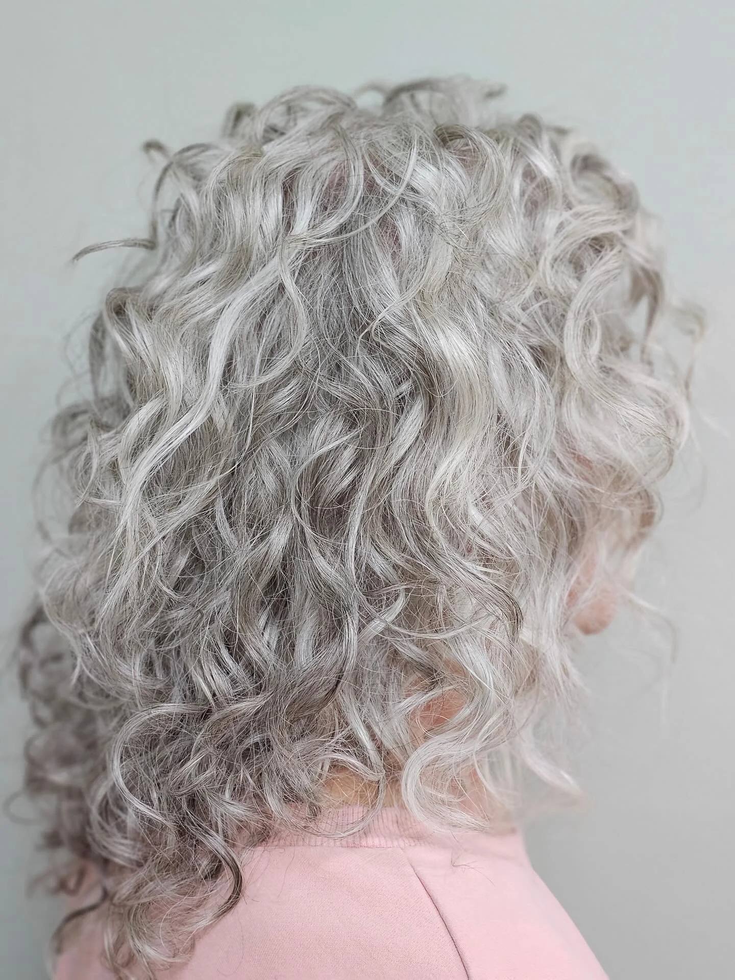 Curls on curls on curls! 🤍✨
Laura brought out the movement and dimension in these gorgeous silver coils with a custom curly cut and curl-friendly finish.
Embrace your texture &mdash; your curls deserve it! 💕🌿

@laurajphilyaw 

#SalonAllureHSV #Hun