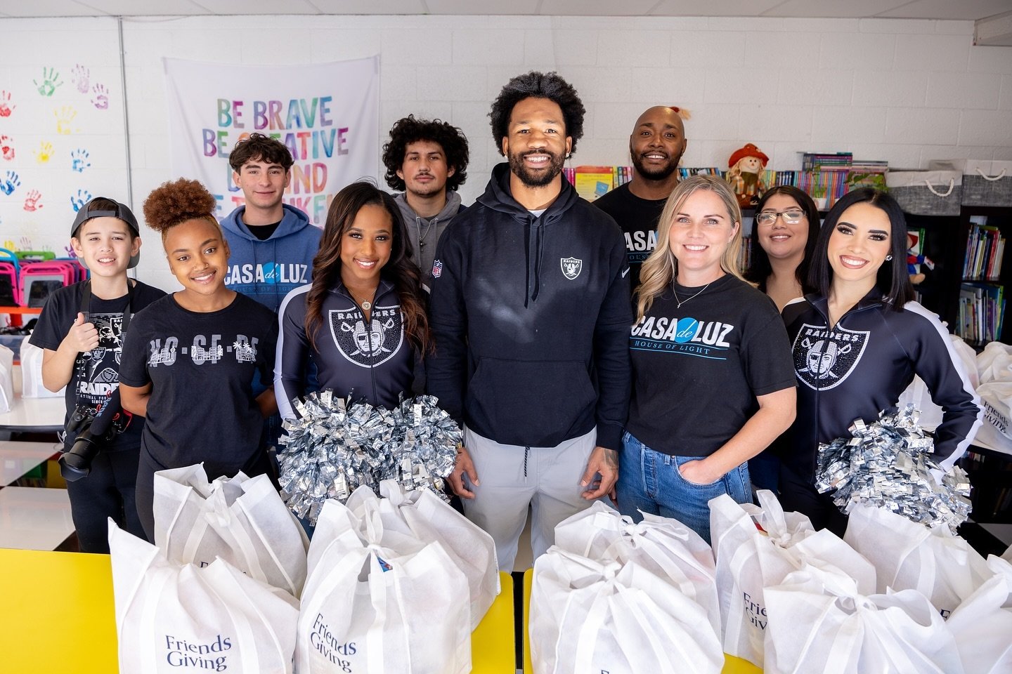 Last week, @presidentjacc came to Casa and handed out @canyonridge Thanksgiving bags to 200 of our neighbors! It was a day of smiles all around! 
#LightLoveHope #Thanksgiving #casadeluzlv #Raiders
@nfl
@raiders
@eagsports