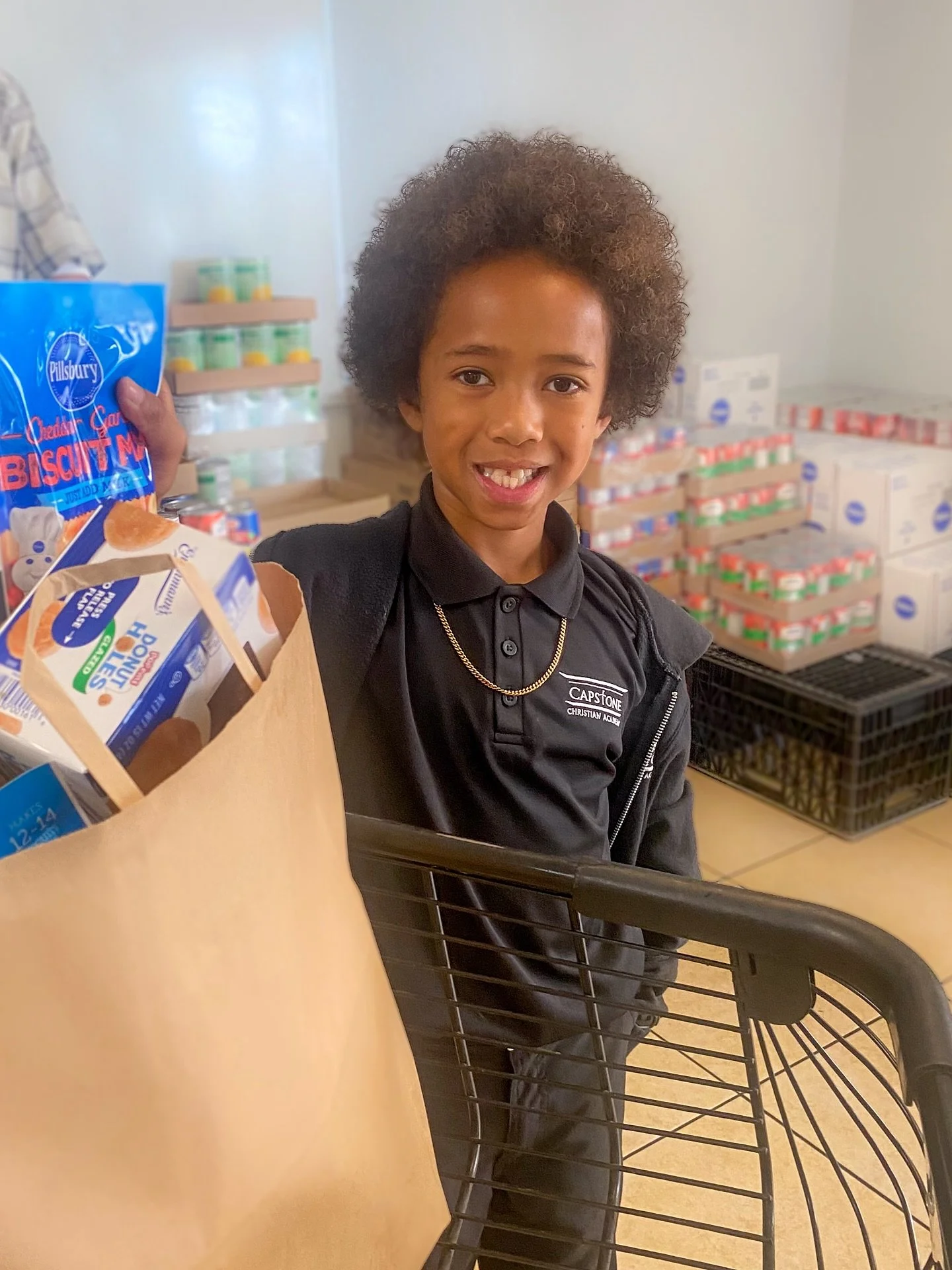 Our Casa de Luz Food Pantry serves hundreds of families each month and we couldn&rsquo;t do it without our amazing volunteers!
Join us to:
🤝 Welcome neighbors with dignity and compassion
🛒 Help families select food and essentials
📦 Sort, stock, an