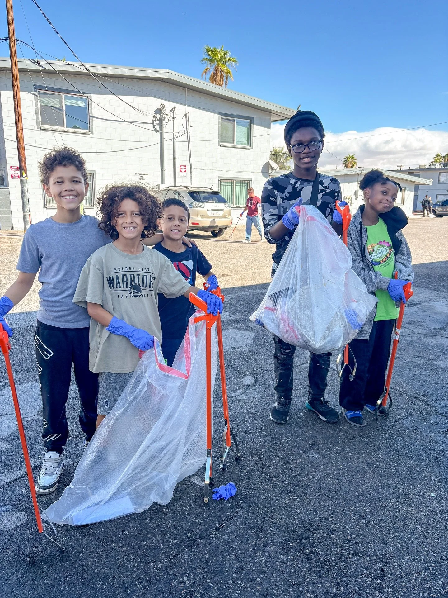 We had another great weekend, this time in Sherwood Forest! Families, neighbors, and volunteers came together to share food, laughter, and hard work at the neighborhood cleanup and BBQ!

Huge thanks to @thecrossinglv and @lvmpd_scac for being part of