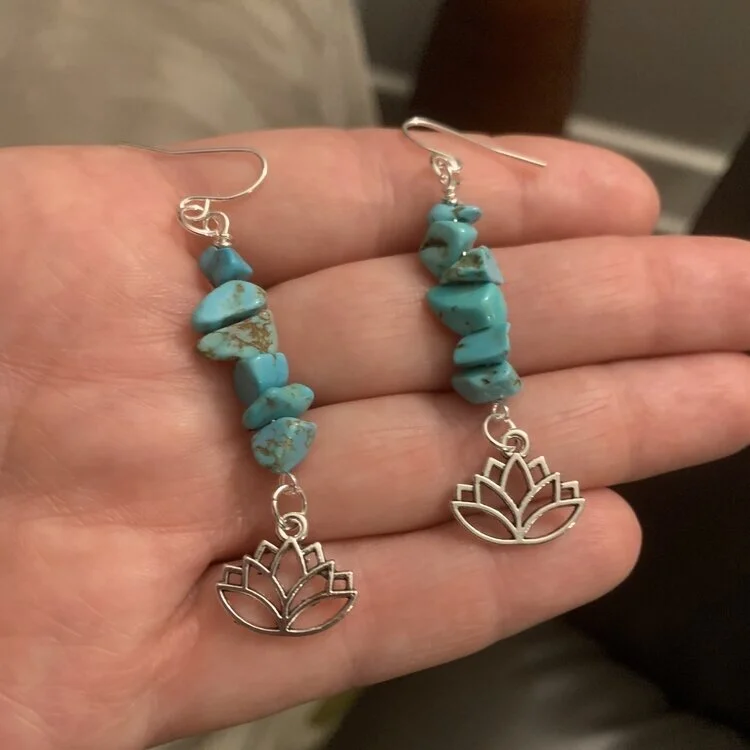 17. Blue dyed howlite chip beads