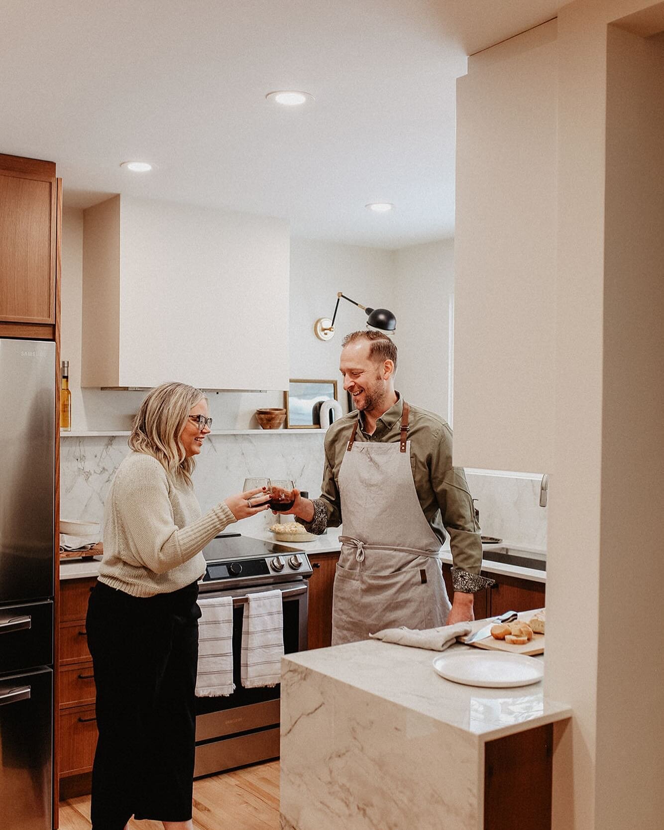 Cheers to the weekend 🍷 

#kitchendesign #kitchenrenovation #residentialinteriordesign #residentialconstruction #walnutcabinets #woodkitchen #woodcabinets #dekton 

📷 @jamiemaephotography