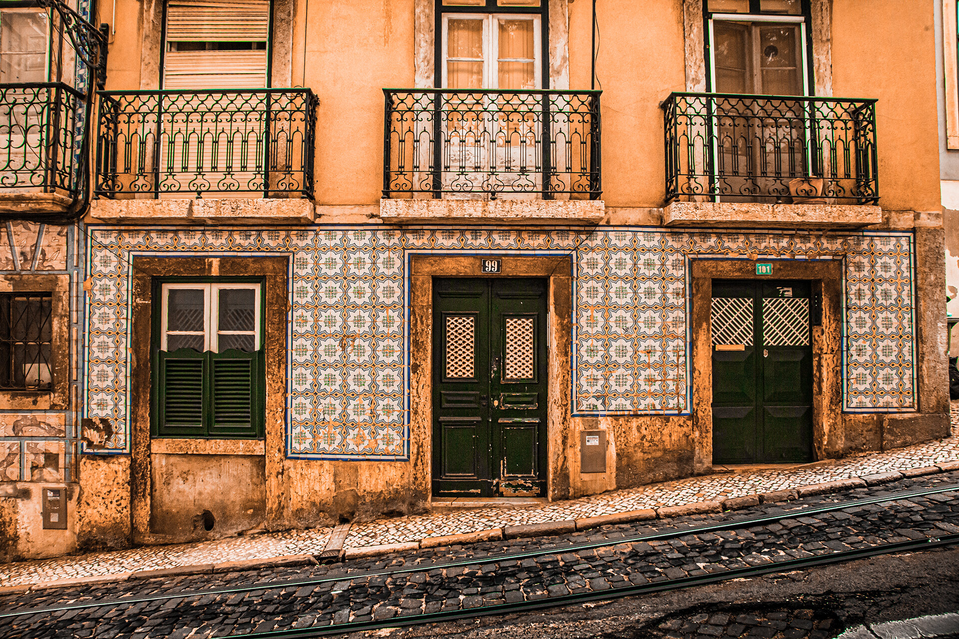 Building Straight on Slopes - Lisbon, Portugal