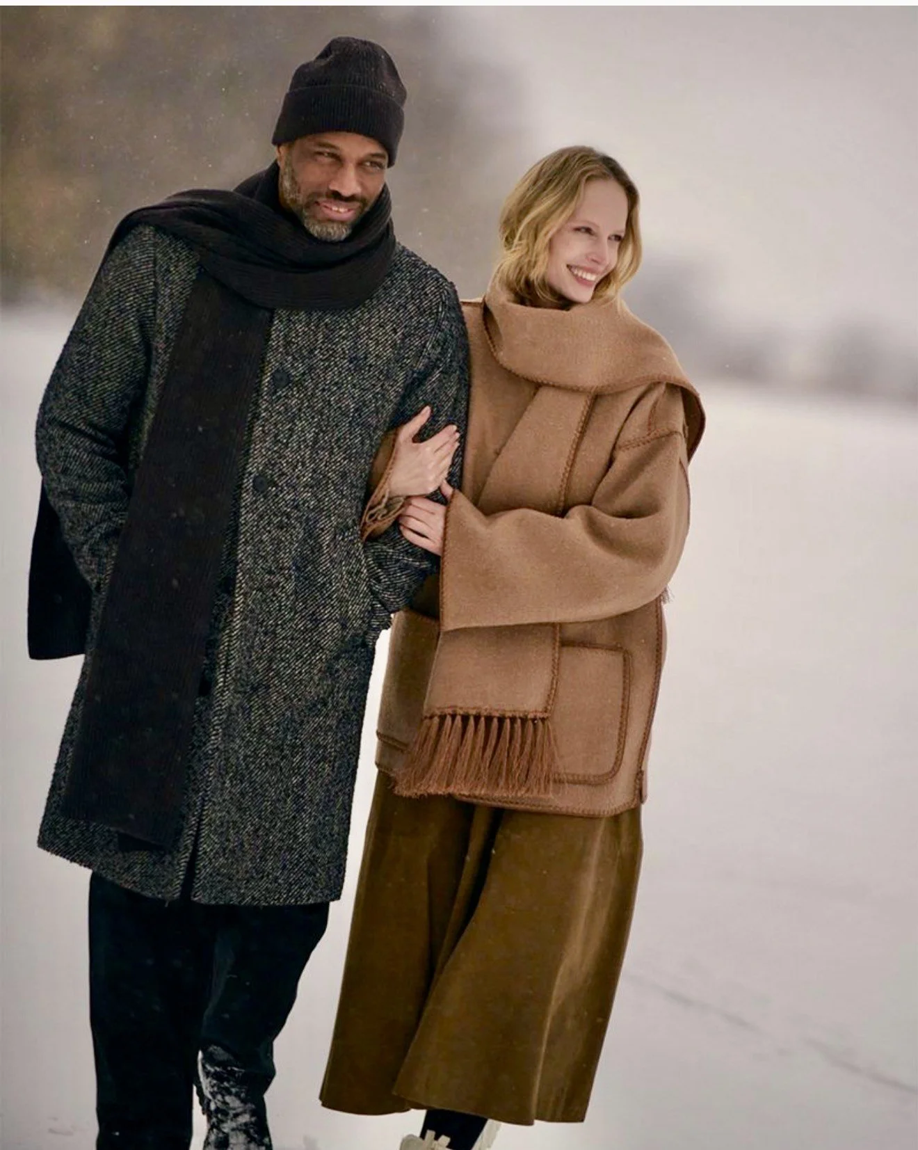 RANGE ROVER COUPLE WALKING .jpeg