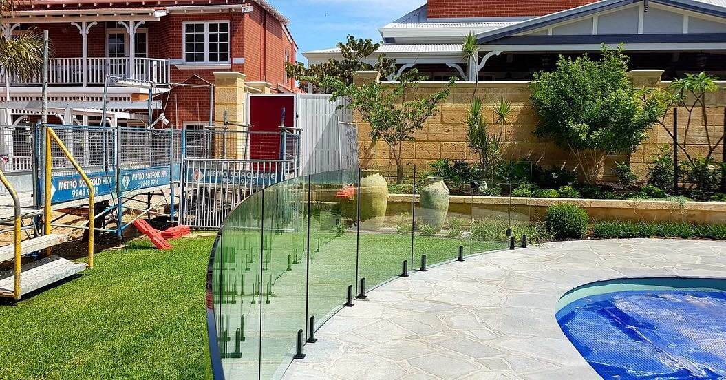 How&rsquo;s the curve? Frameless glass fence with black hardware recently installed for @timdavieslandscaping. The results speak for themselves! 
#framelessglassfencing #sunlineaustralia #howsthecurve #interiordesign #landscaping #fence #pool #poolde