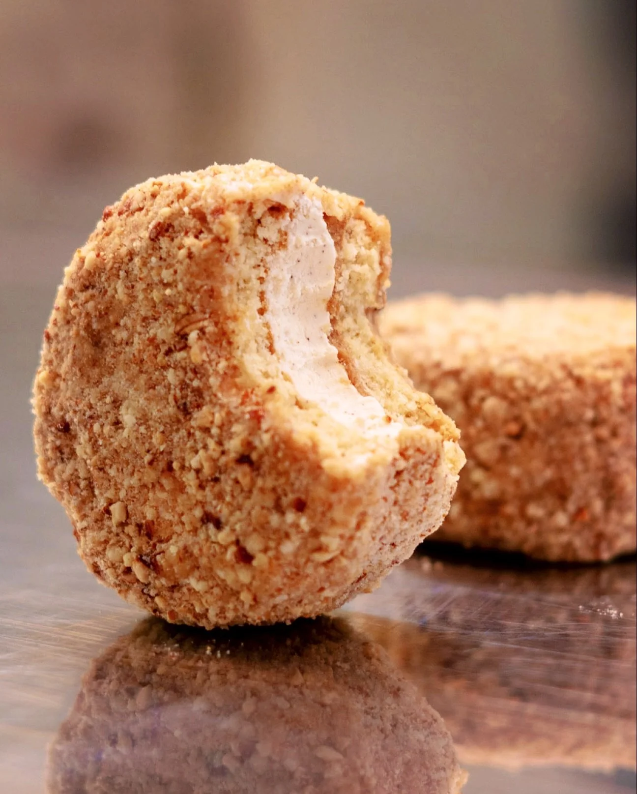 If you know, you know 🤎
Brown butter gelato meets cashew praline in a biscuit-crusted handheld moment. Our Sylvies deserves way more hype.
.
Have you tried one yet?
.
#karitongelatoau #handhelds #gelato