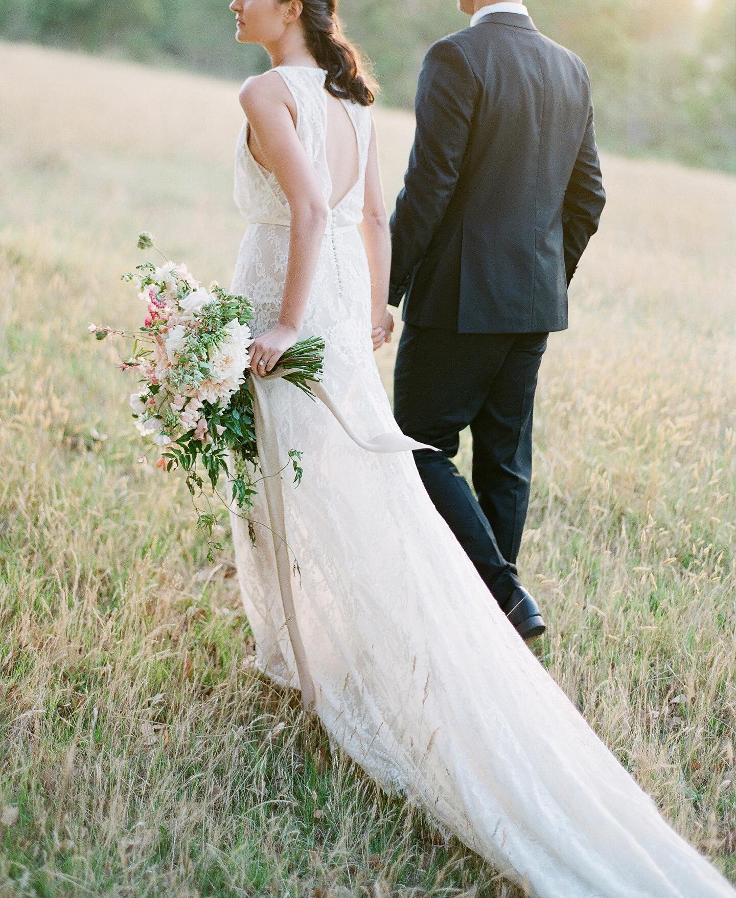 Pretty summer glow

Gown @pallascouture 
Florals @riverdalefarmalbany 
Hair and makeup @theprettyparlour