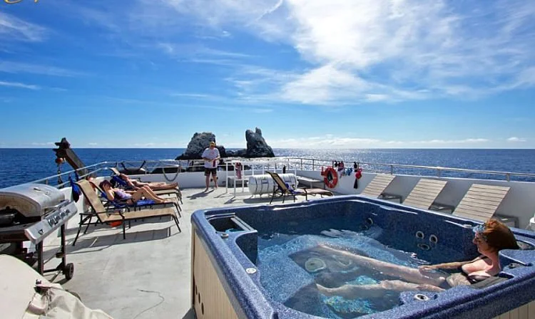 Nautilus_belle_amie_hottub_opt.jpg
