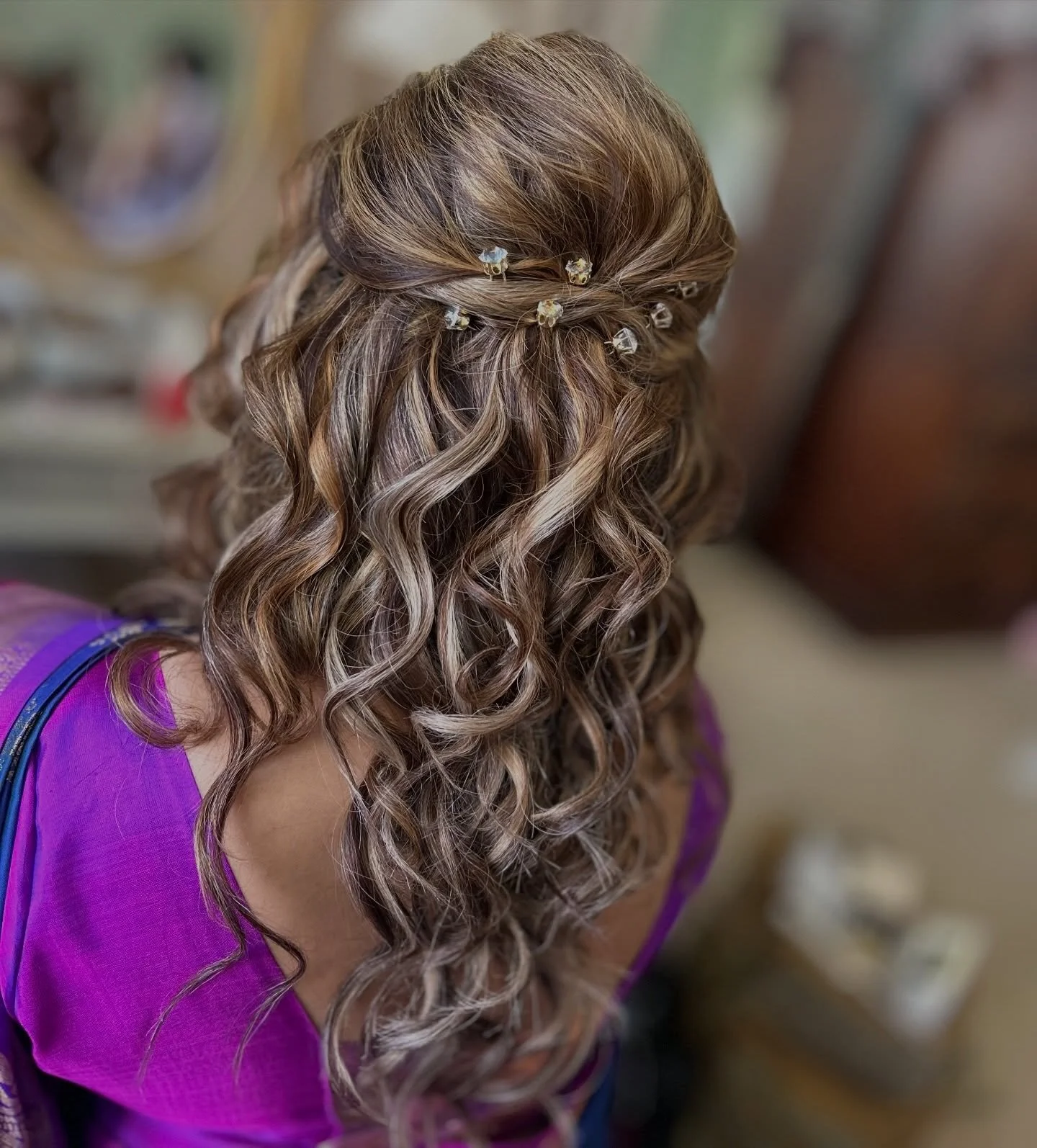 🤍Half up, half down styles are perfect for mums of the bride or groom with long hair 🤍

👉🏼For this look, we added a few extensions to create extra fullness and volume. Mum loves a little glam finish, so we kept the hair nice and full to beautiful