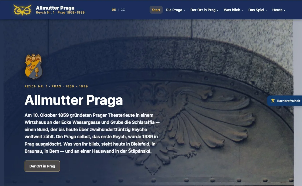 Webseite über die Altehrwürdige Prager Prager, die im Jahr 1859 gegründet wurde. Das Bild zeigt eine Steintafel mit einem eingravierten Adler, dem Wappen von Prag, im Hintergrund.