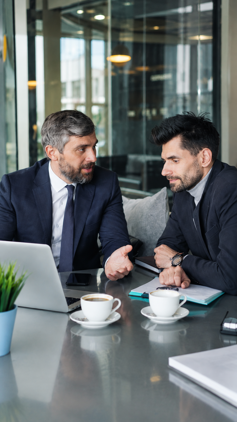 Geschäftsleute im Meeting – Business Englisch für Verhandlungen im Beruf.