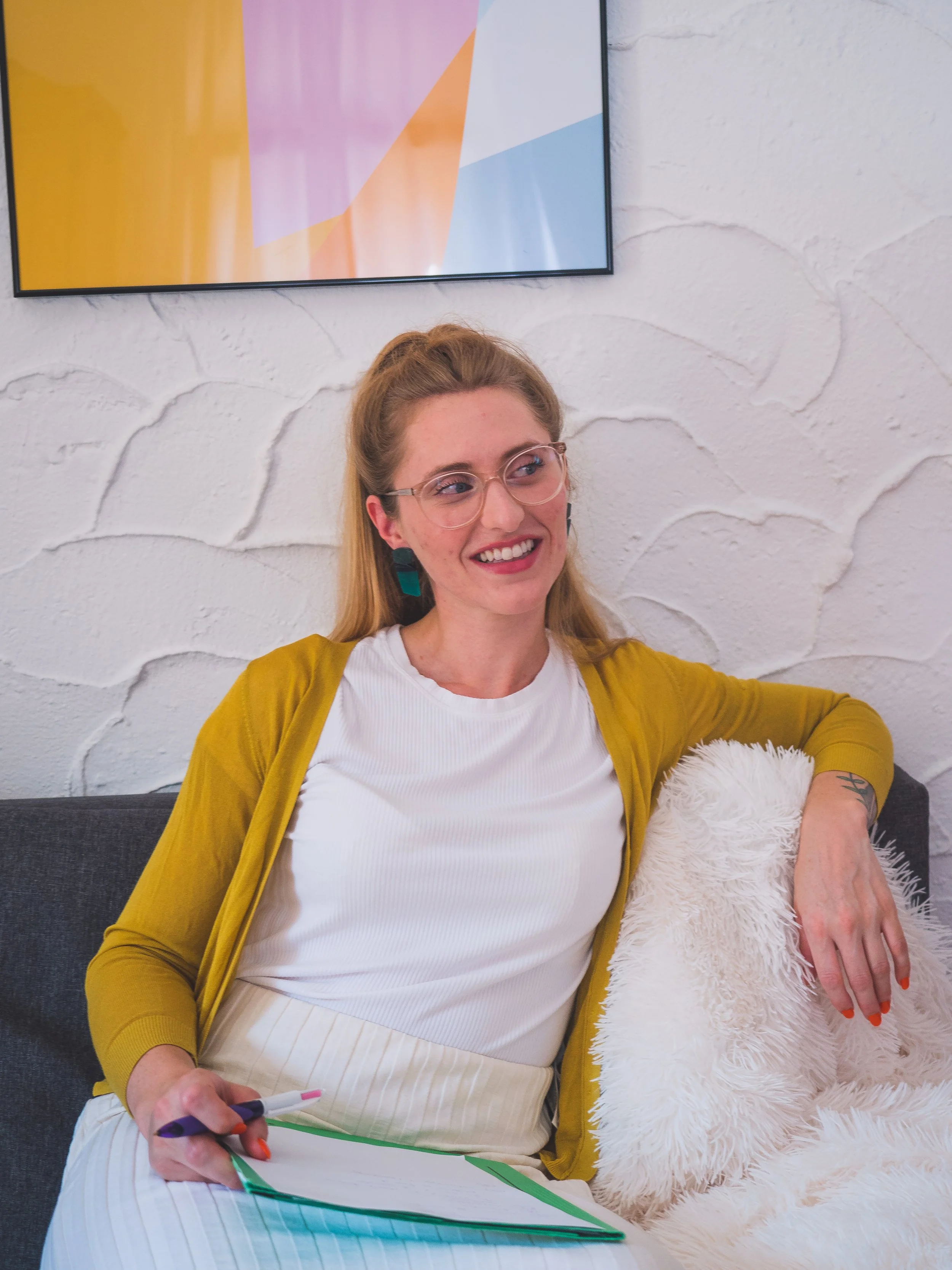 Alexandra Crowe bereitet Englischunterricht in Stuttgart vor.