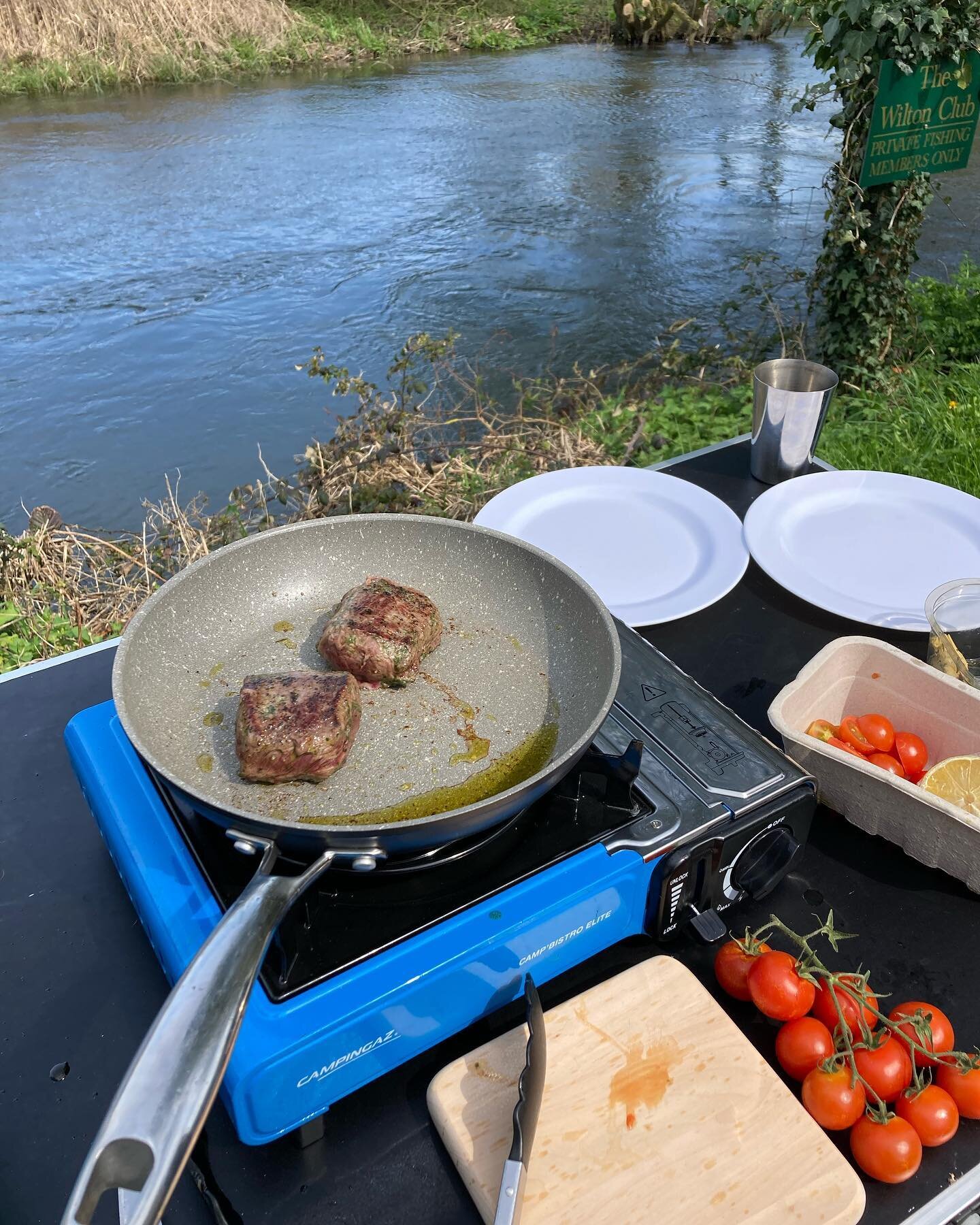 Riverside Easter 🐣 lunch - delicious roe loin with wild garlic. There may not be much river activity but frankly who cares when there's a good picnic!! Happy Easter 🐣 #alfrescolunch #wildvenison #roevenison #easterpicnic #foodieontour #gamebird #ou