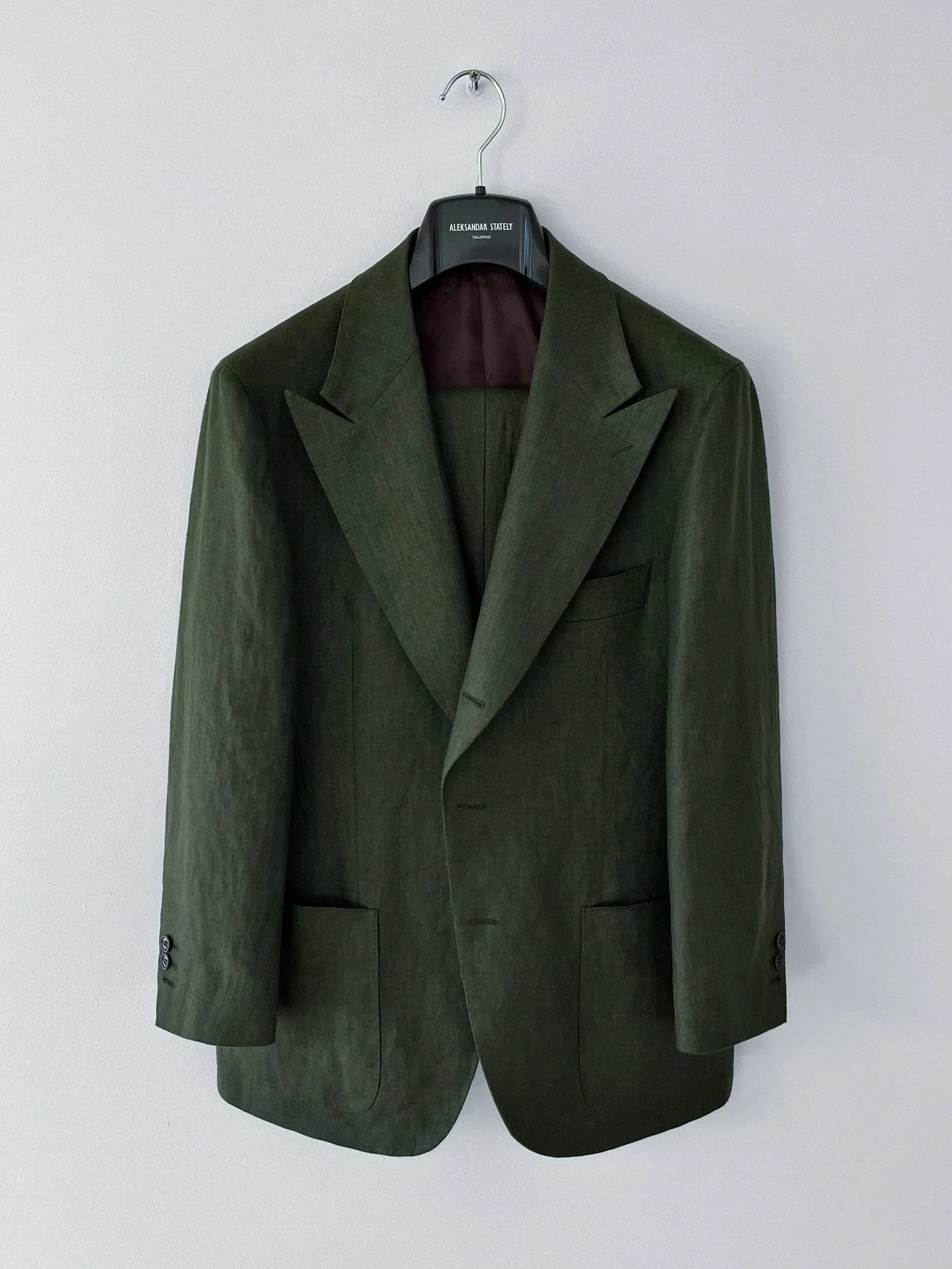 Made-to-measure linen suit featuring a peak lapel, 3-roll-2 button closure, and lower patch pockets.