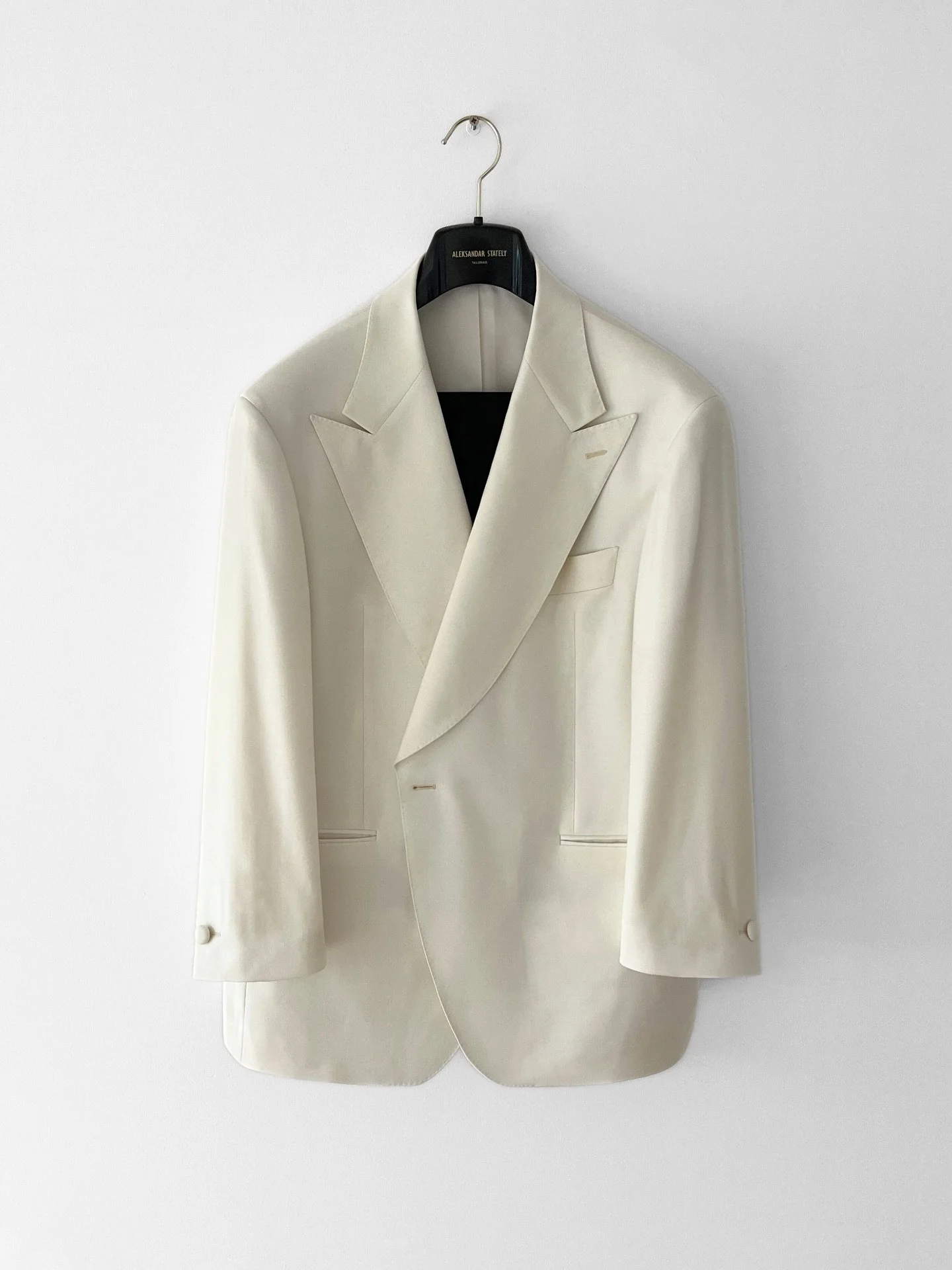 Crafted in soft, luxurious ivory wool.
A made-to-measure jacket with signature peak lapels.

#brisbanetailor #brisbanefashion #bridal #weddingsbrisbane