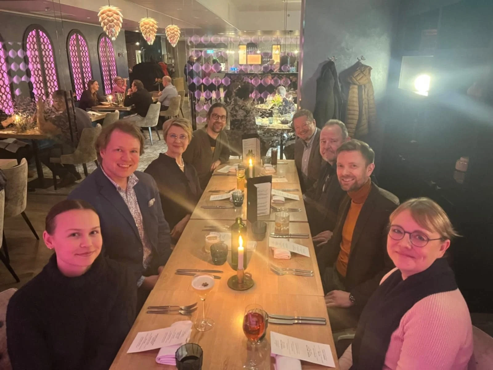 Kuvassa säätiön hallituksen uusia ja väistyviä jäseniä perehdytysillallisella Jyväskylässä tammikuussa 2026.