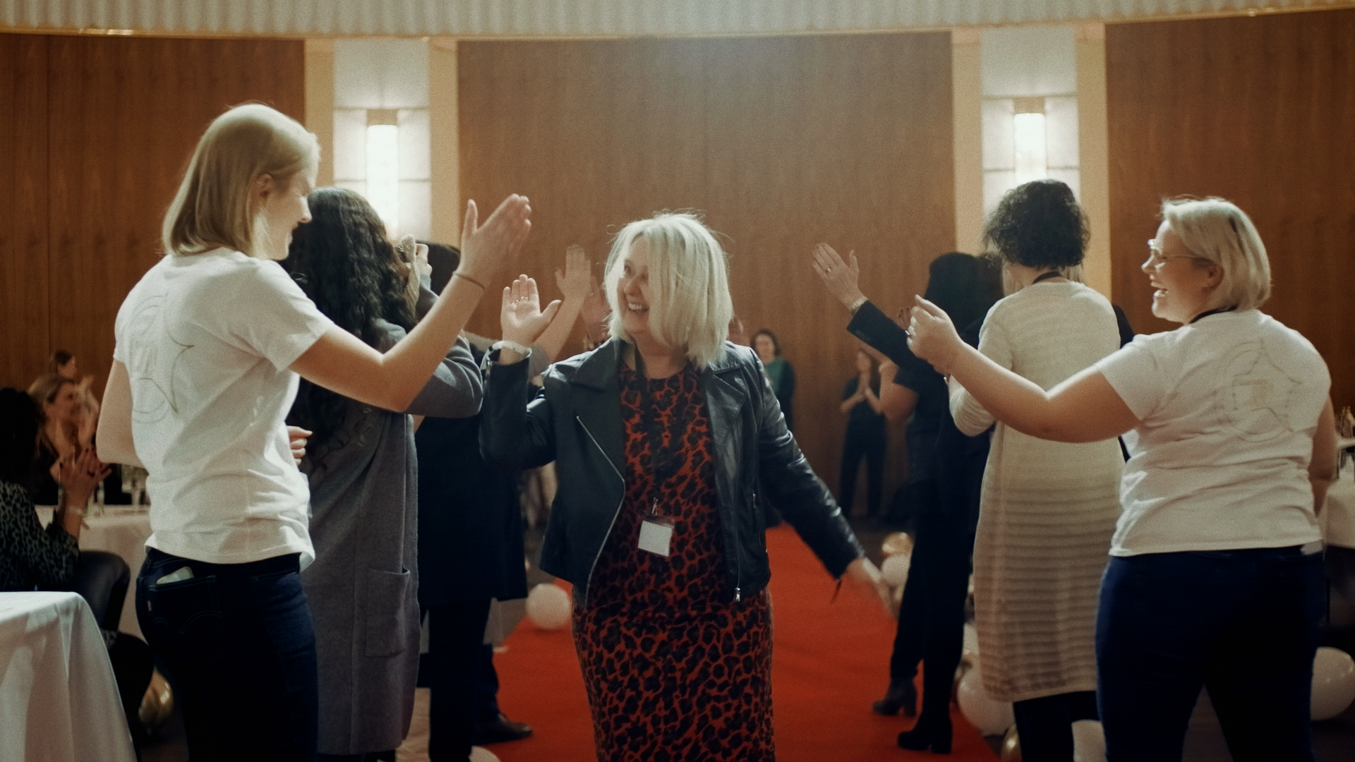 Frauen beim High-Five auf einer Feier