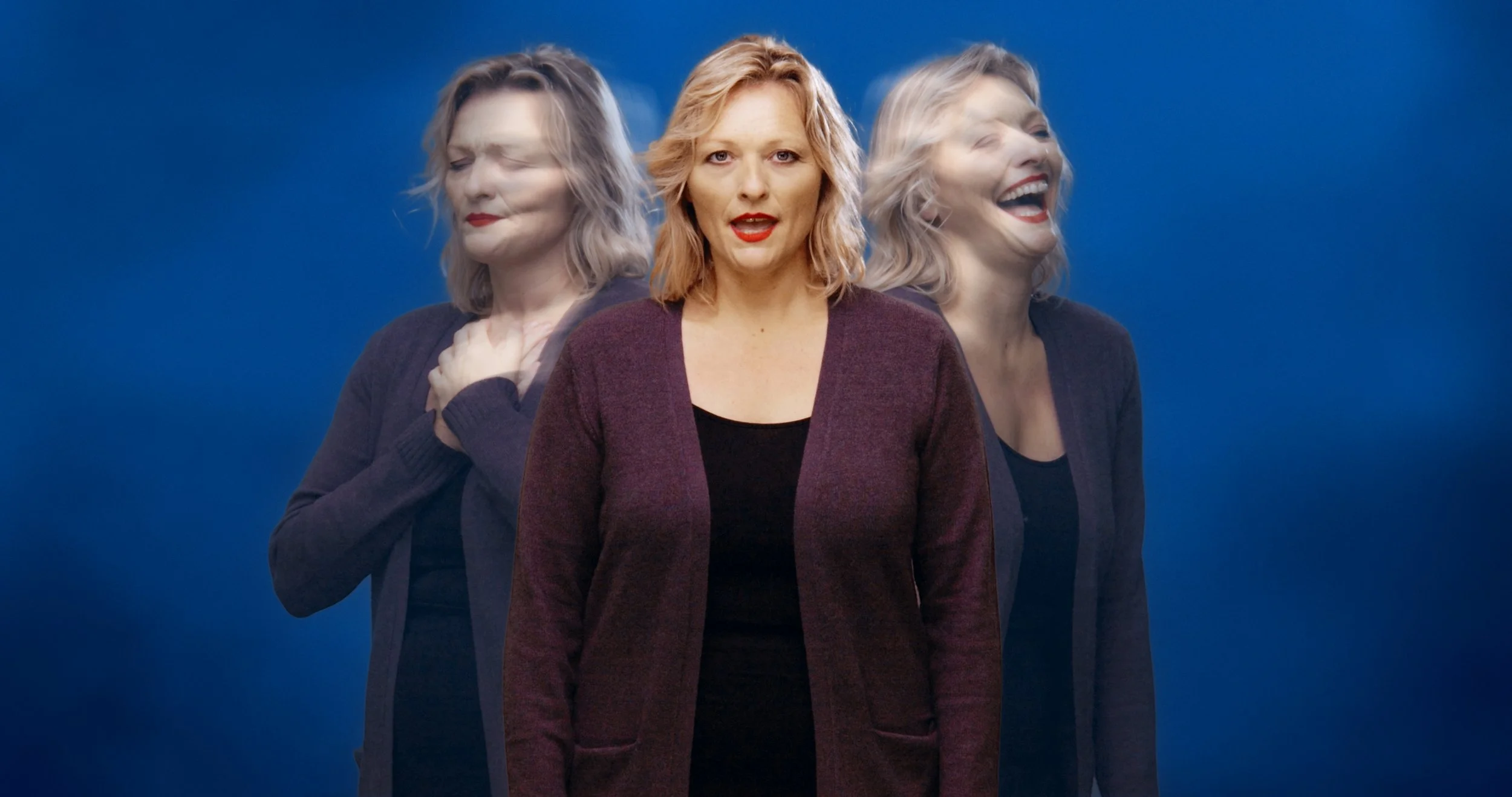 Mehrere überlagerte Bilder einer lachenden Frau mit roten Lippen vor einem blauen Hintergrund.