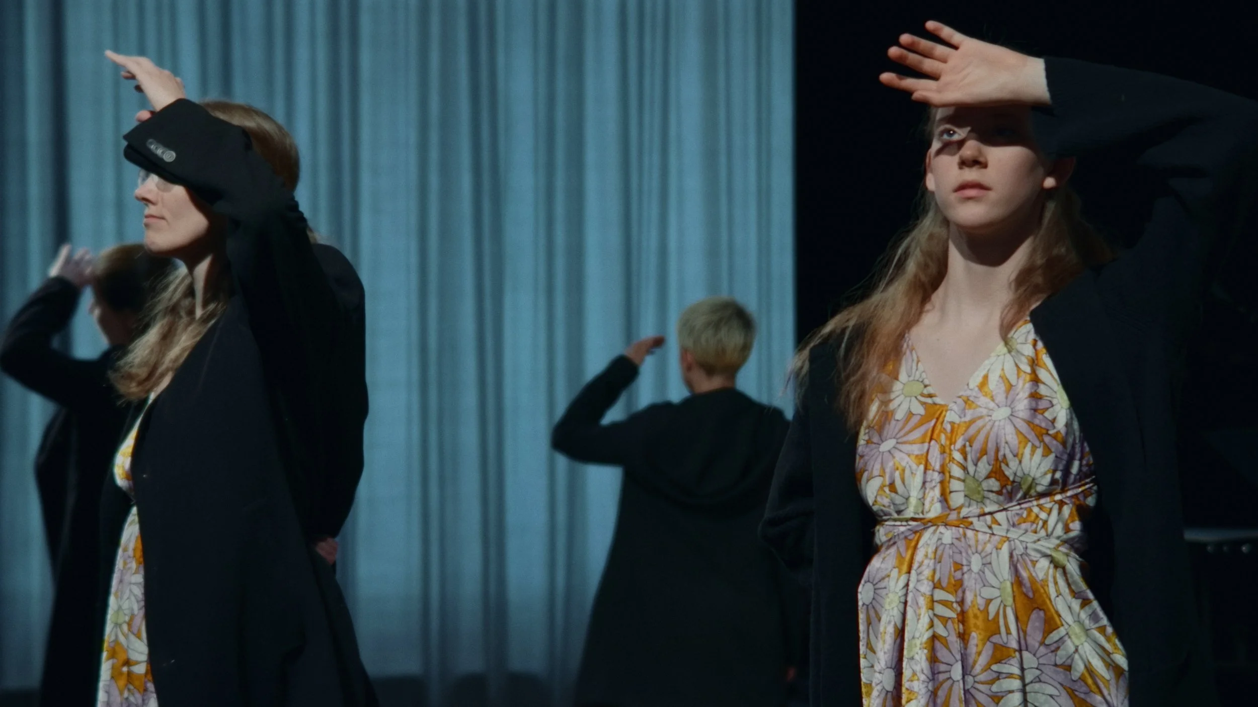 Tänzerinnen in einer Bühnenperformance zu „Rilke in Paris“ mit moderner Theaterinszenierung