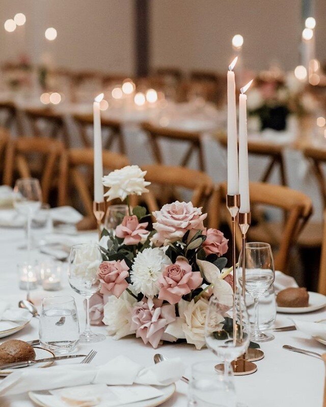 Blushing over this simple blush centrepiece detail 💕🕯🌸 LOVE!! 

#weddinginspo #blushweddingtheme #weddingtablesetting #weddings