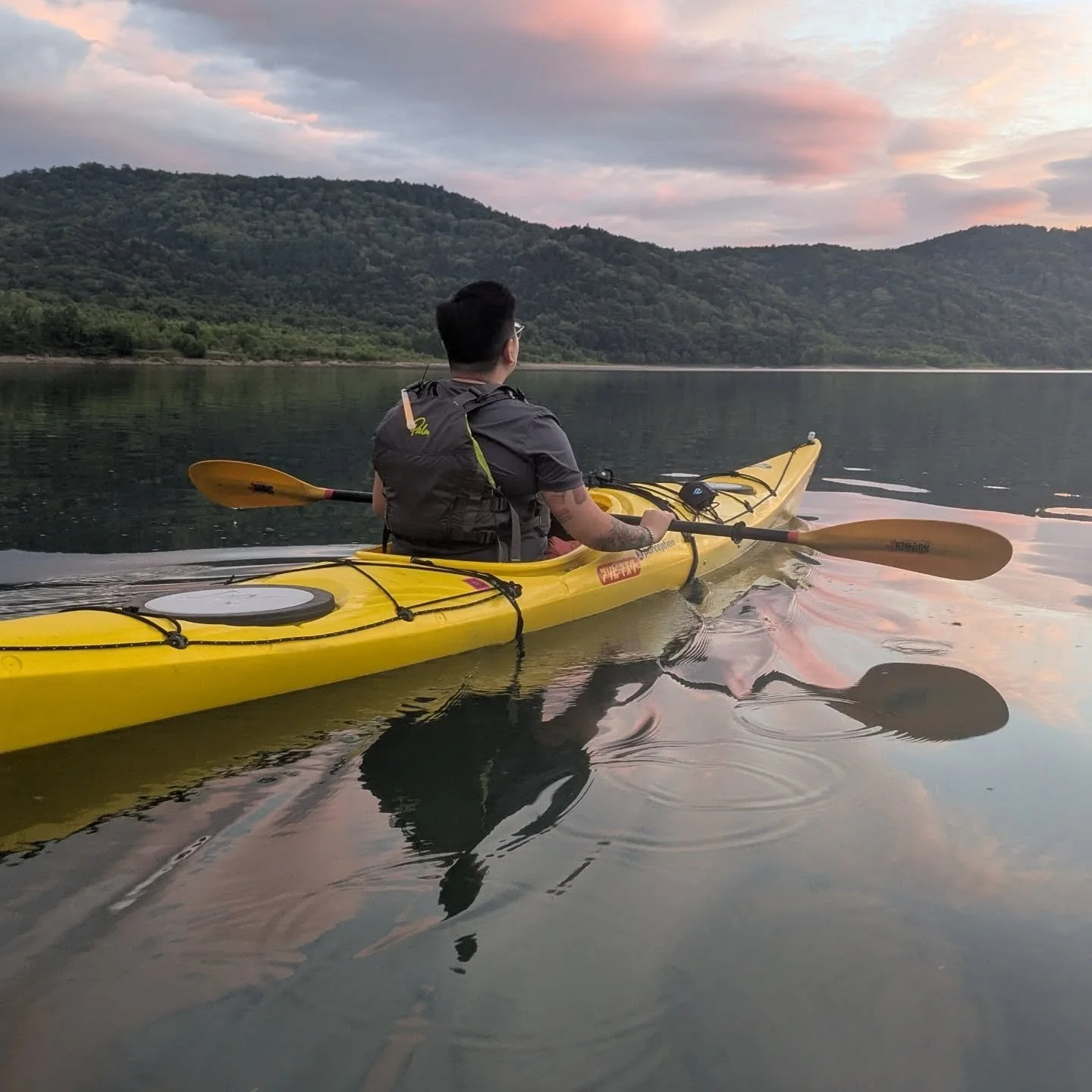☀️ Sunrise to starlight ✨ &mdash; squeezed every drop of summer today at our *almost* private lake in Hokkaido! From misty morning paddles to sunset selfies and wild midnight swims 🌊&hellip; adventures hit different here. 

🚣 **Morning:** Gliding t