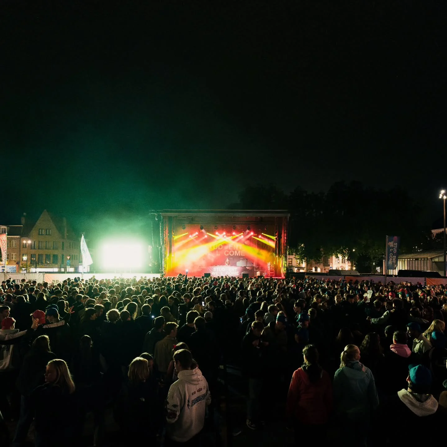 WAT. EEN. AVOND!!!

4.500 meebrullende, -dansende en -springende studenten bij @djprinsespapa , Piet Piraat, @djwaves_official , @lauragovaerts , @lunalenthe , @flowindey ft. @flavourdrop_ en @team.damp 🔥🔥
 
Merci, merci, merci en dan nog eens 4.50