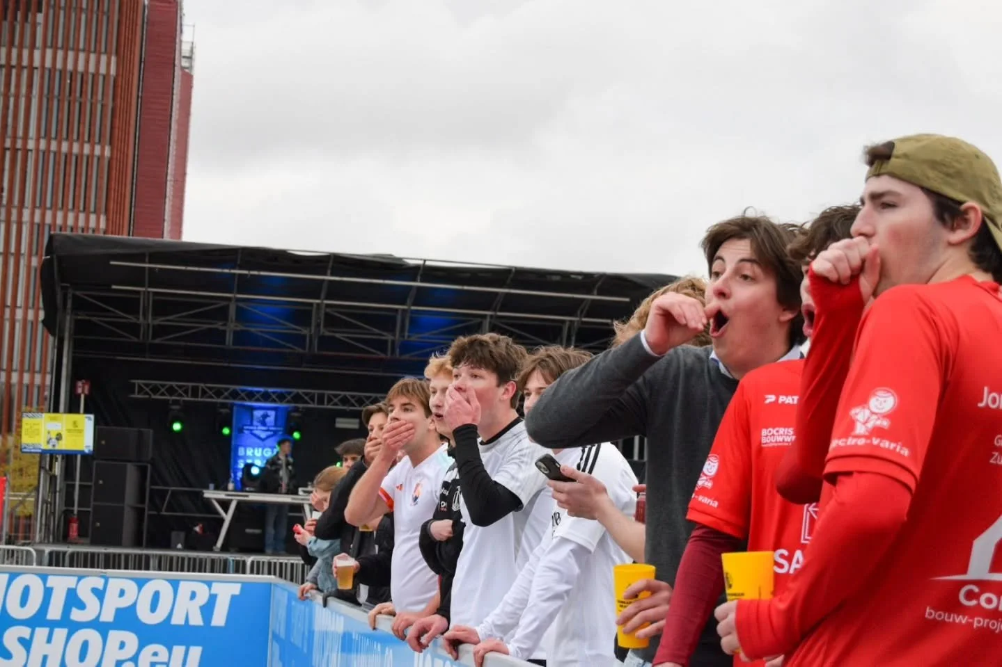 Vijf sfeerbeelden van de vijfde editie Bruges Street Soccer i.s.m. @kringbrugge 

Meer foto's via onze facebookpagina! 

📸  @fxbyfebe

#bruggestudentenstad #streetsoccer #studentapp #brugesstreetsoccer #studentevent