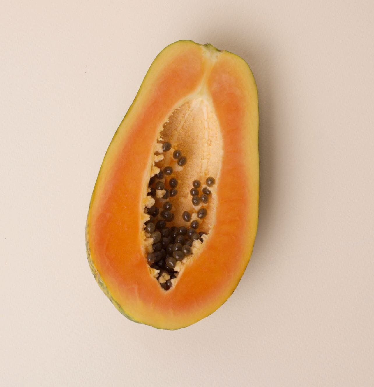 Want a skin refresh? The all powerful papaya is known for reducing dark spots (and combatting acne). Start adding our C-Food bites into your routine for bright, glowy skin ✨