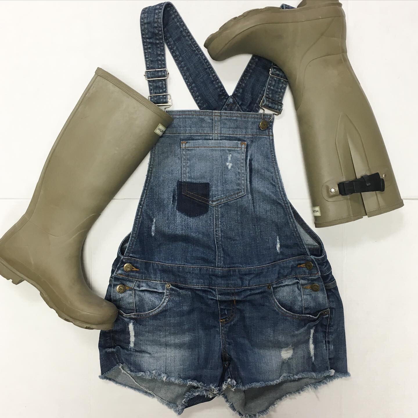Spring... overalls and wellie boots ☔️☀️❤️

Guess Jeans Overall Shorts Medium $37
Hunter Boots Size 7 $50

#wildflowersconsignmentboutique #consignmentboutique #consignmentfinds #secondhandstyle #preloved #stylishandsustainable #hunterboots #guessjea