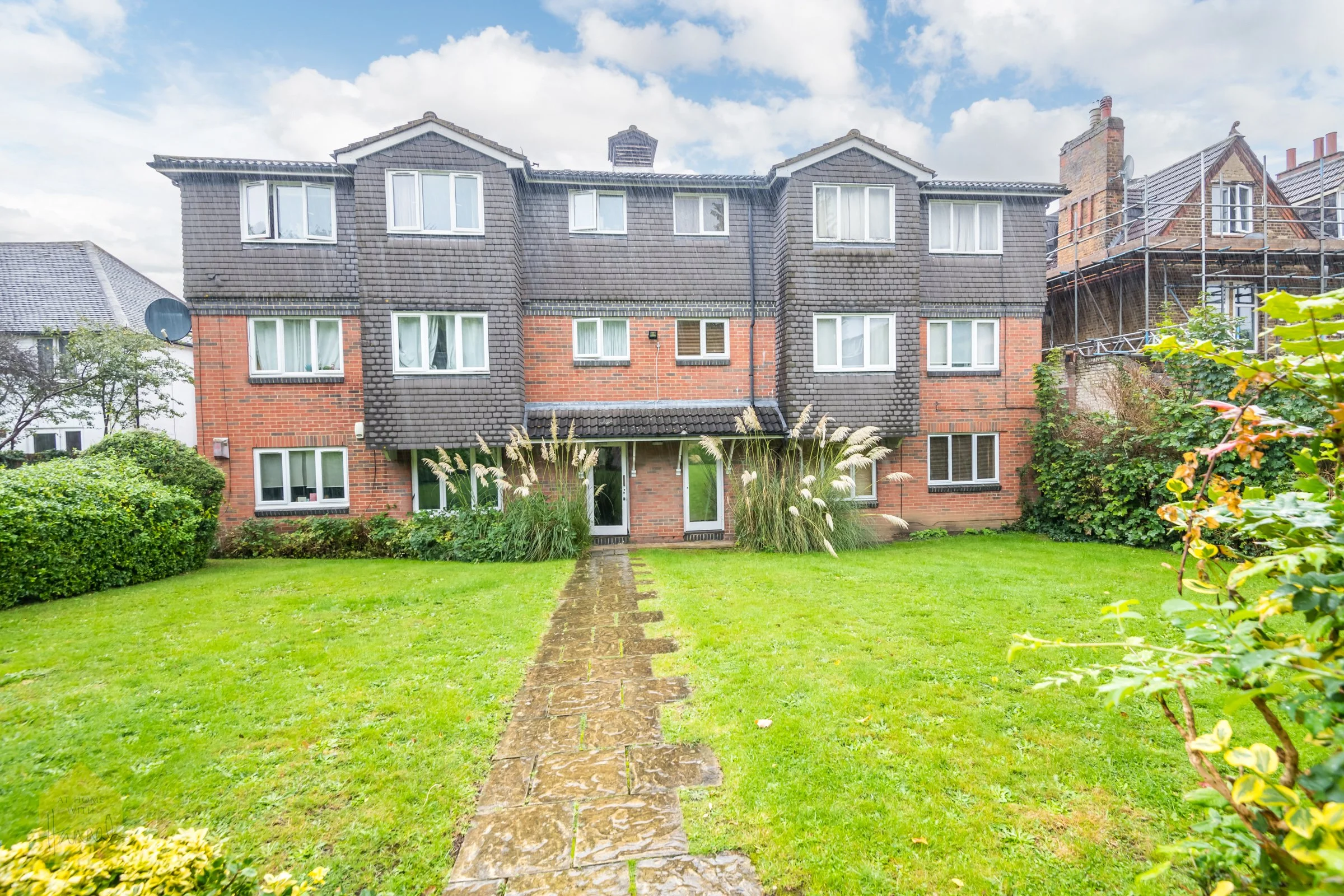 Holmes Court SE19